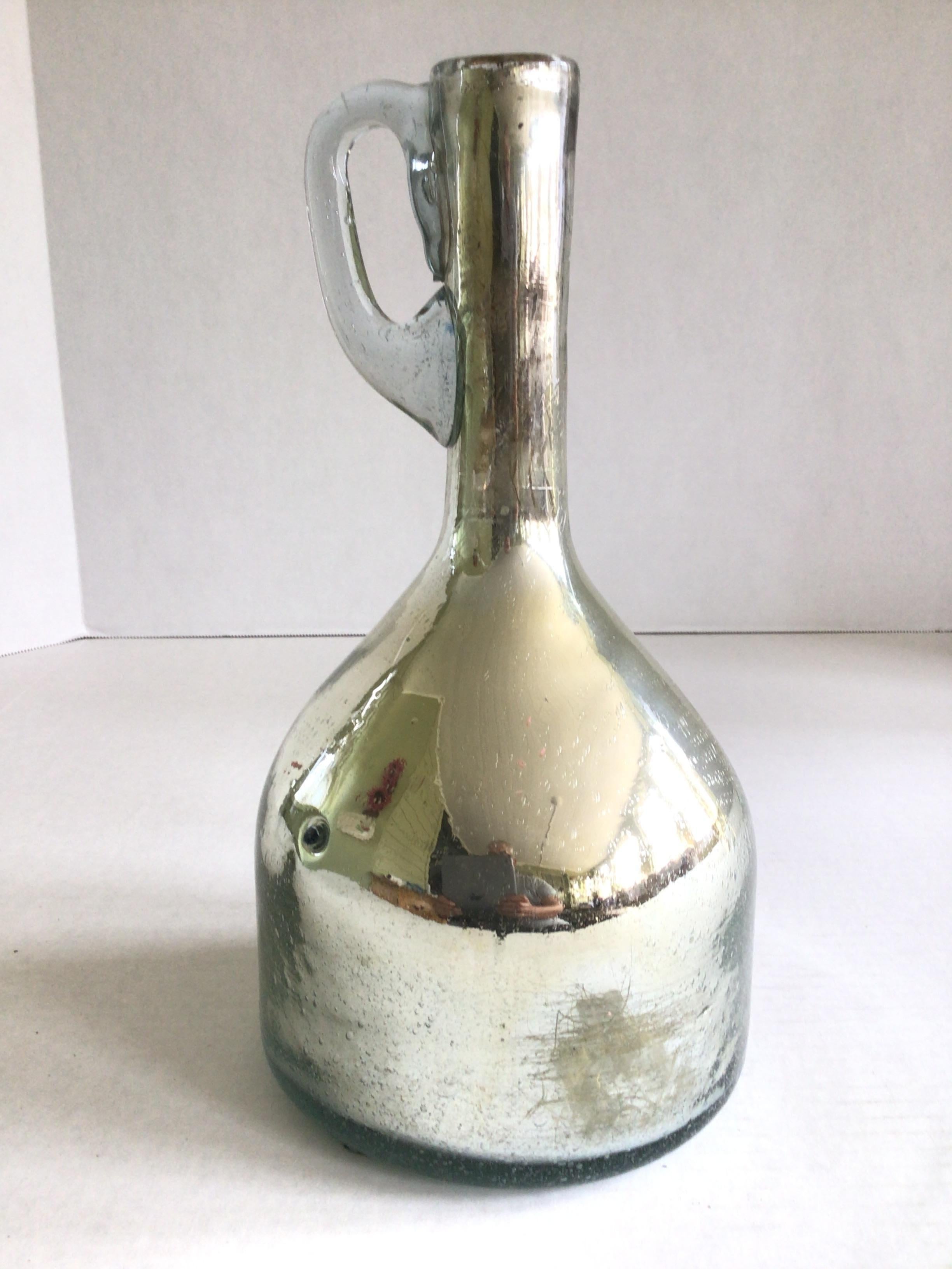 Vaso Brocca in vetro Mercury degli anni '40
Il manico è in vetro soffiato trasparente, il resto in vetro al mercurio.
Un recipiente dalla forma unica per il vetro di mercurio, che spesso viene mostrato in forme più simmetriche e classiche. Questo