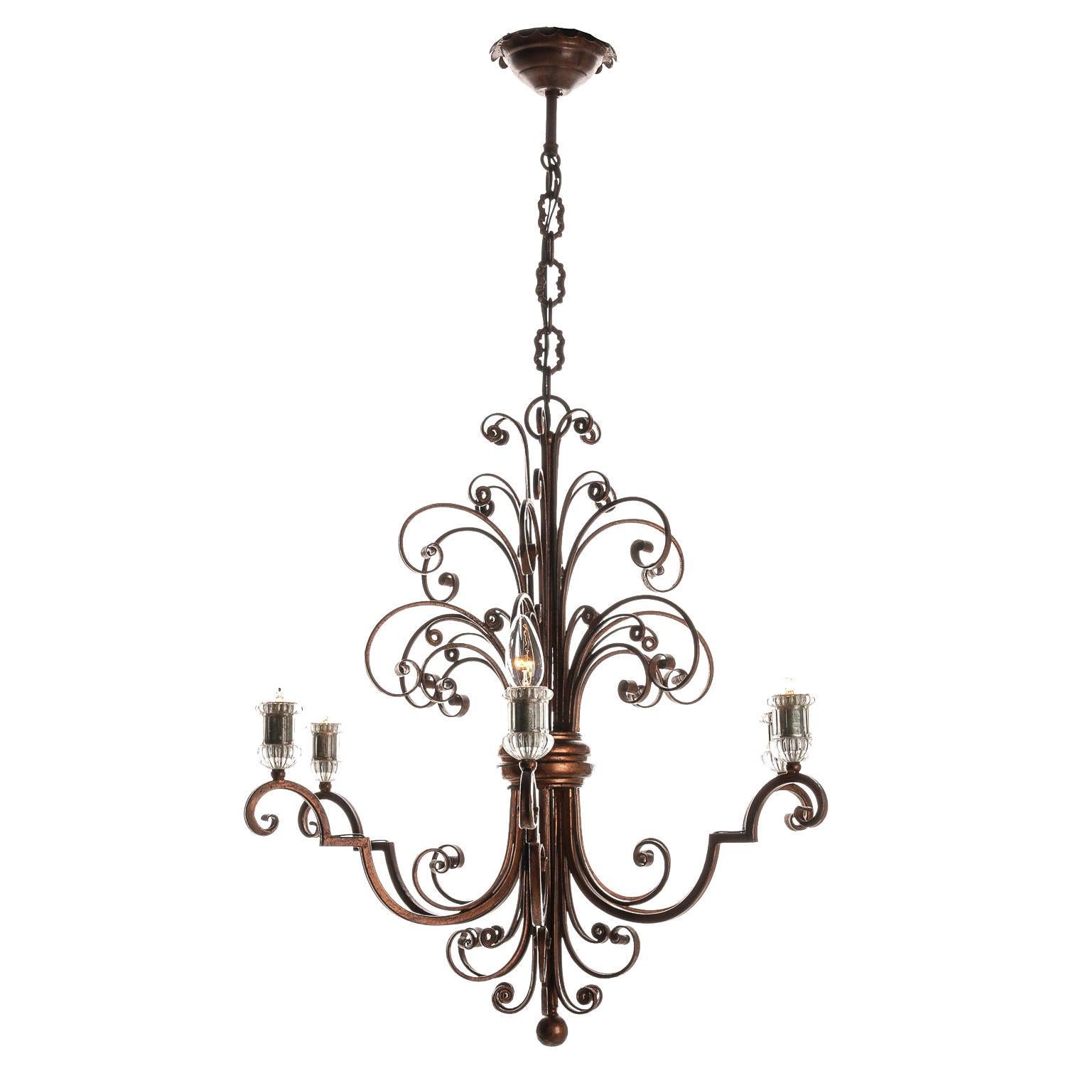 This is a stunningly decorative lamp from 1940s Italy. Designed by Banci, this highly decorative piece is a classic. The chain for this lamp can be extended by 60cm, allowing you to choose the height that suits your space. This lamp has a rich, deep