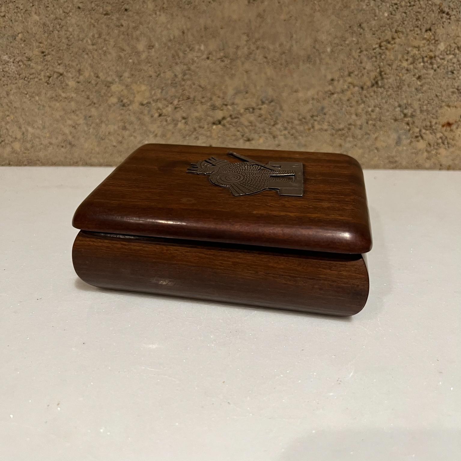 Aus Mexiko, fein gearbeitete kleine Holzkiste handgeschnitzt in exotischem Mahagoni.
Wunderschön poliert mit eleganten Kurven.
Auf dem Deckel ist ein mexikanischer Aztekenkrieger in Silber abgebildet.
Keine Unterschrift.
Nach dem Vorbild von