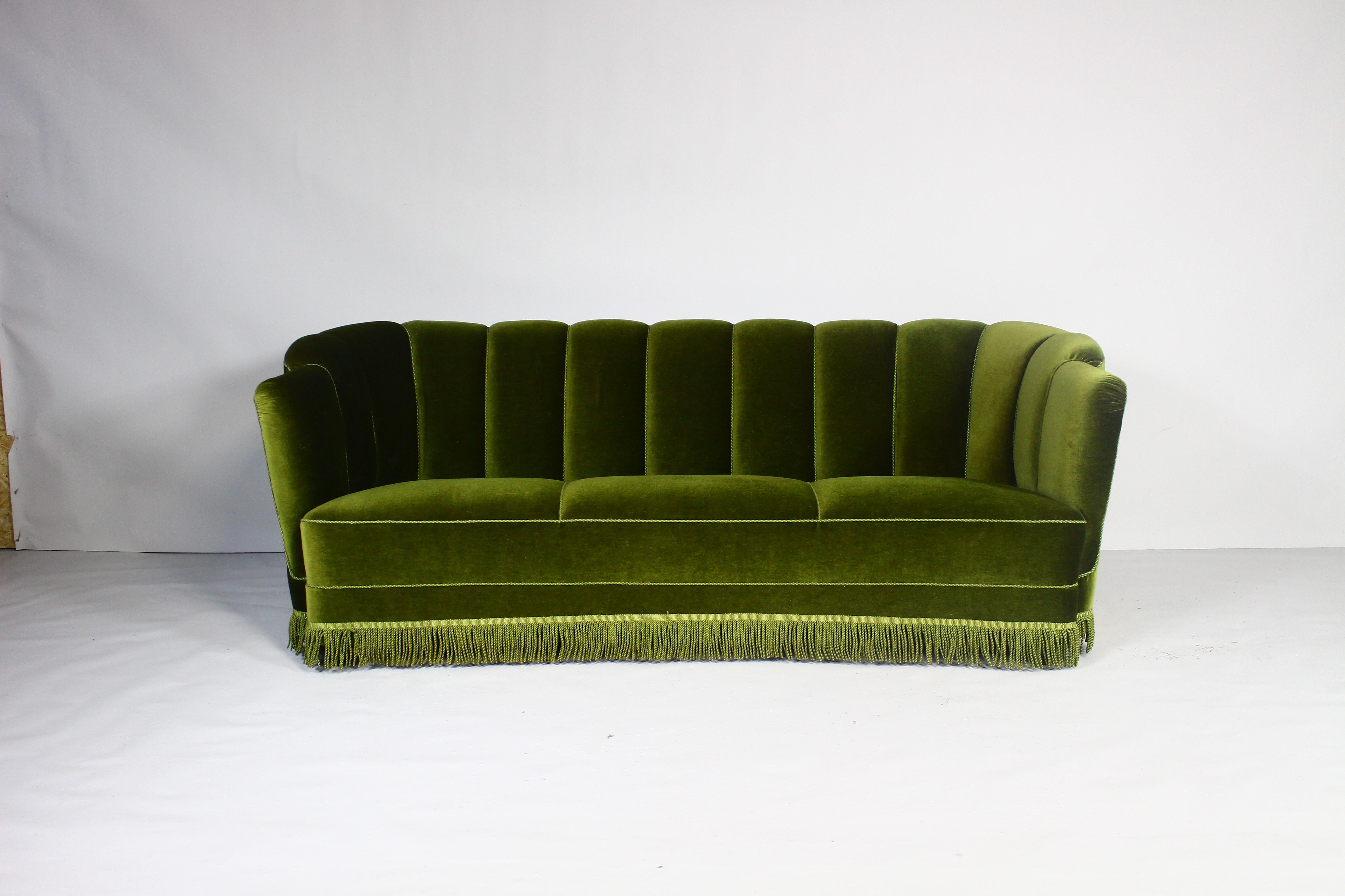 This beautiful Danish three-seater sofa recalls the Art Deco style of the 1930s with the recognizable touch of Danish Modernism.
Thanks to its elegantly curved shape, this type of sofa is often referred to as the “banana” style,
which not only