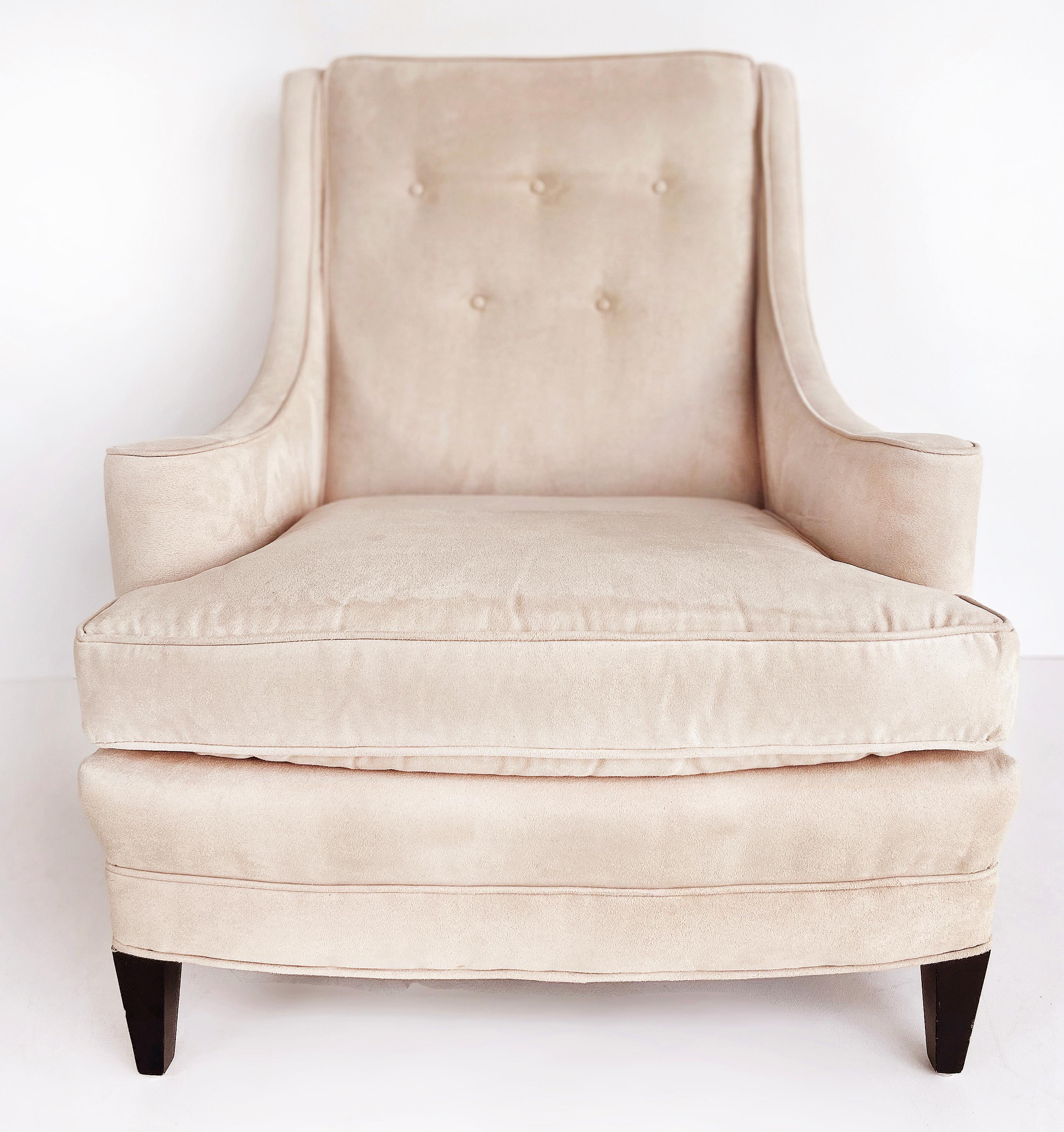 Fauteuils club des années 1940, rembourrage en Ultrasuede, coussins de siège détachés Bon état - En vente à Miami, FL