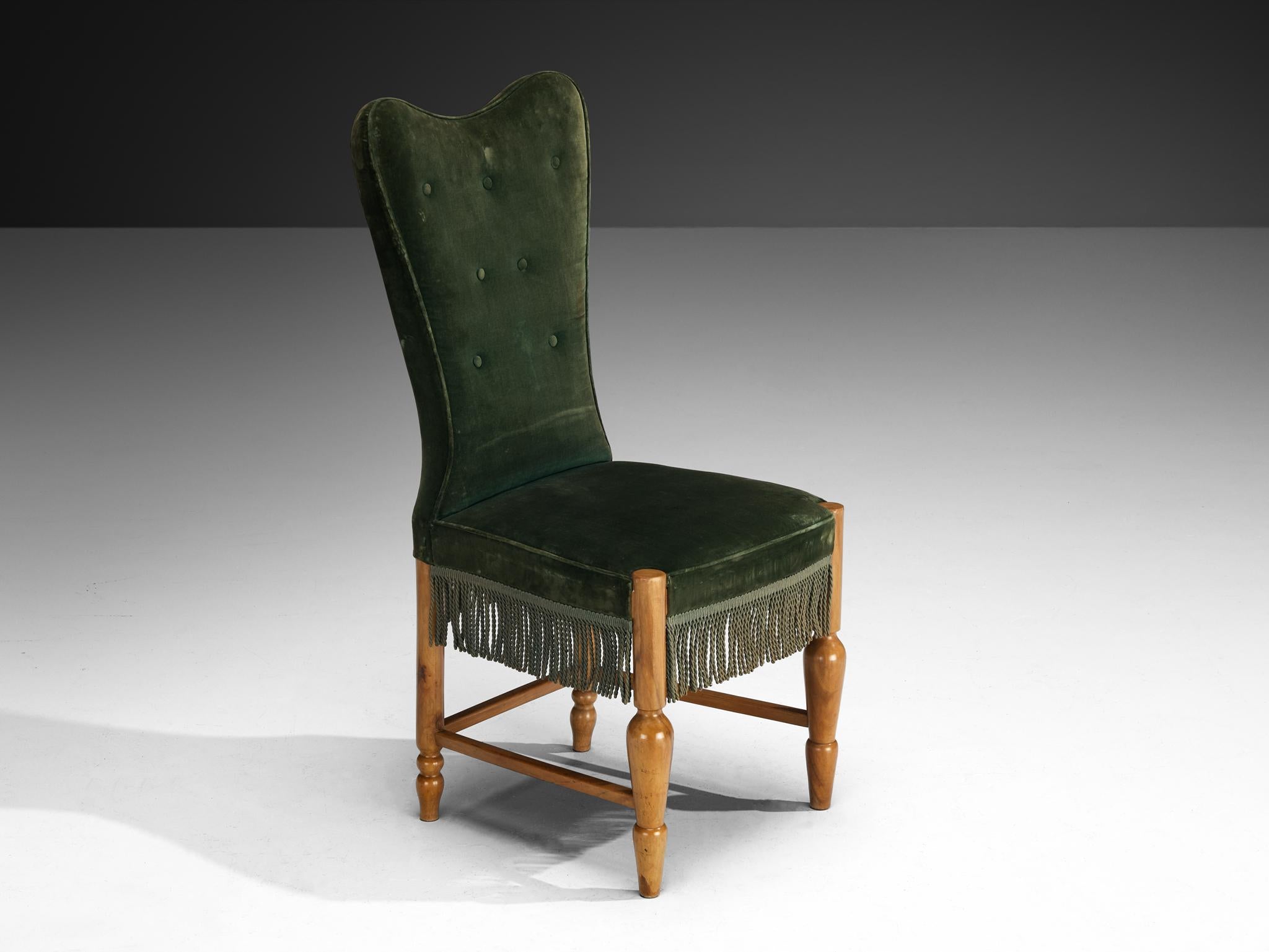 Set di dodici sedie da pranzo in velluto e noce della metà del secolo scorso in vendita 3