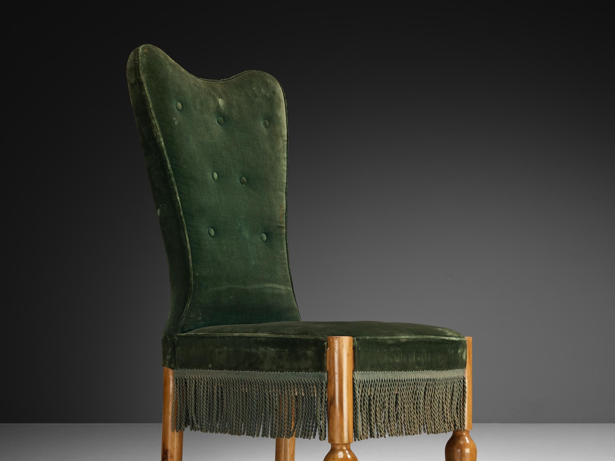 Italiano Set di dodici sedie da pranzo in velluto e noce della metà del secolo scorso in vendita