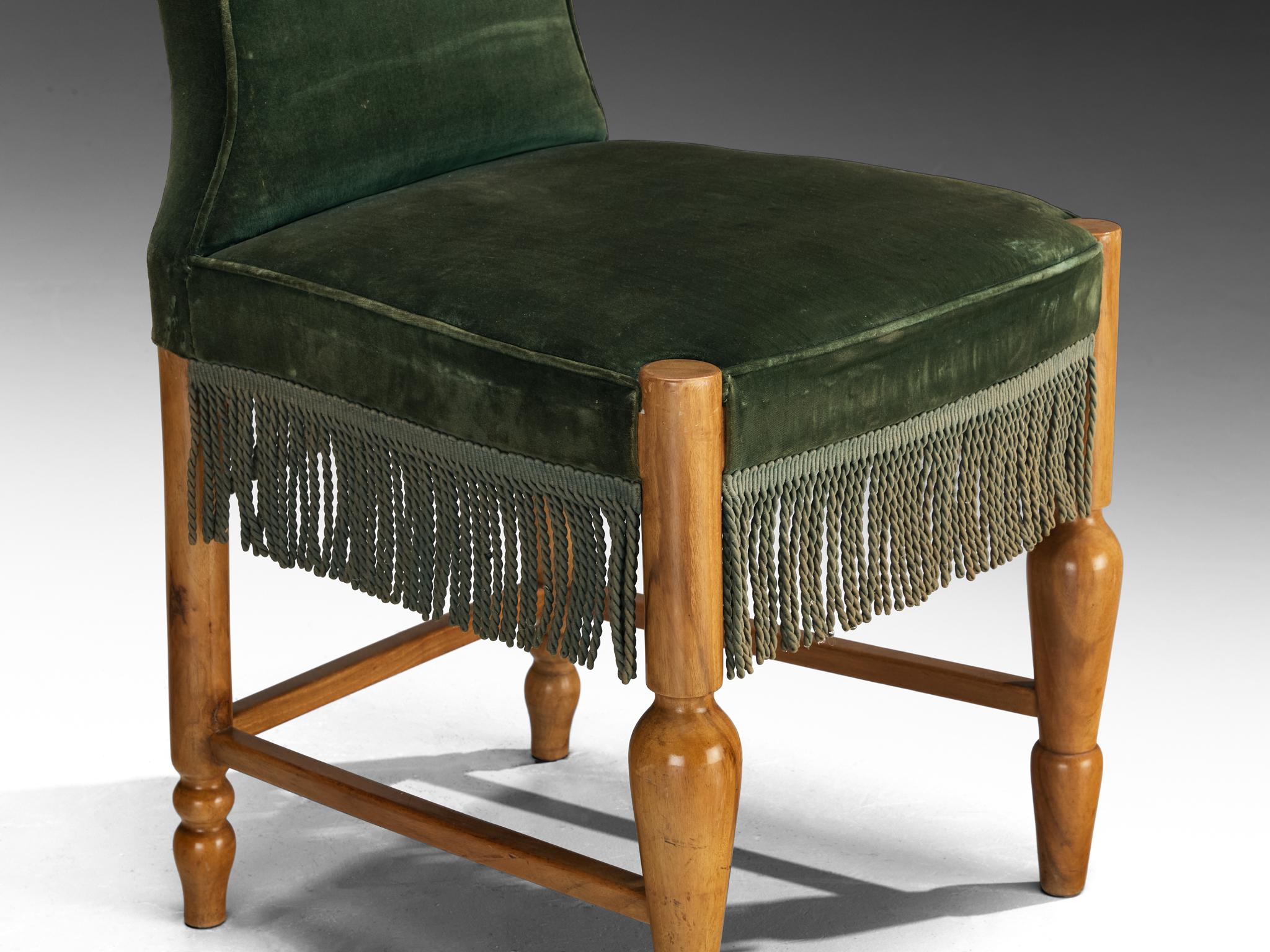 Metà XX secolo Set di dodici sedie da pranzo in velluto e noce della metà del secolo scorso in vendita