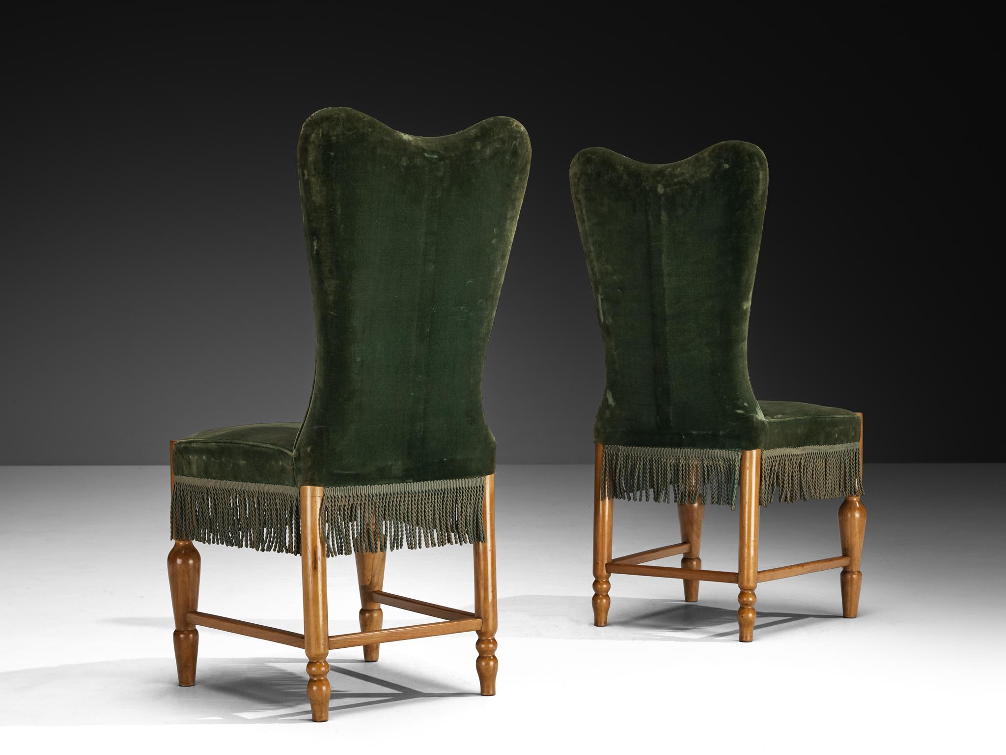 Velluto Set di dodici sedie da pranzo in velluto e noce della metà del secolo scorso in vendita