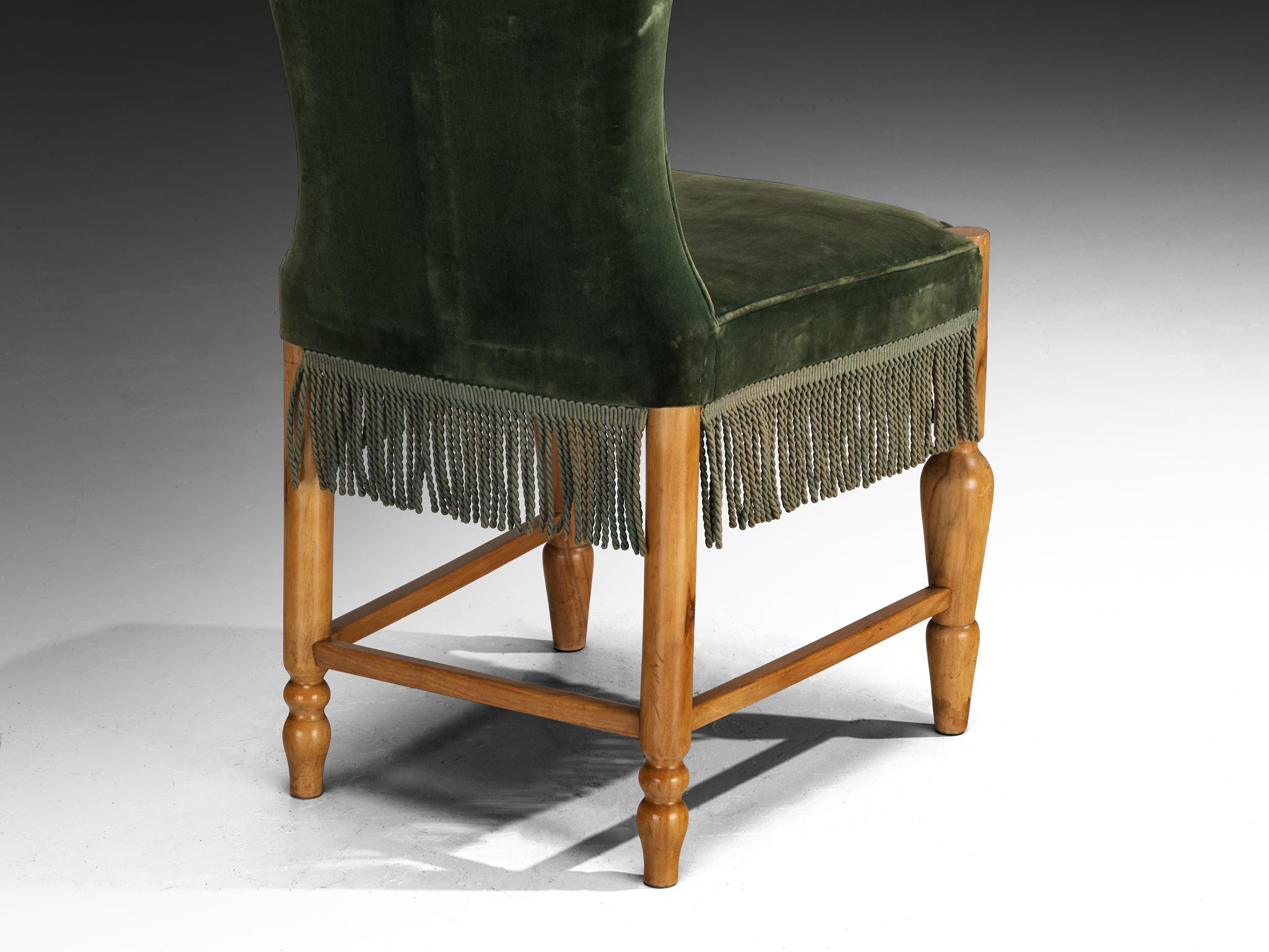 Set di dodici sedie da pranzo in velluto e noce della metà del secolo scorso in vendita 1