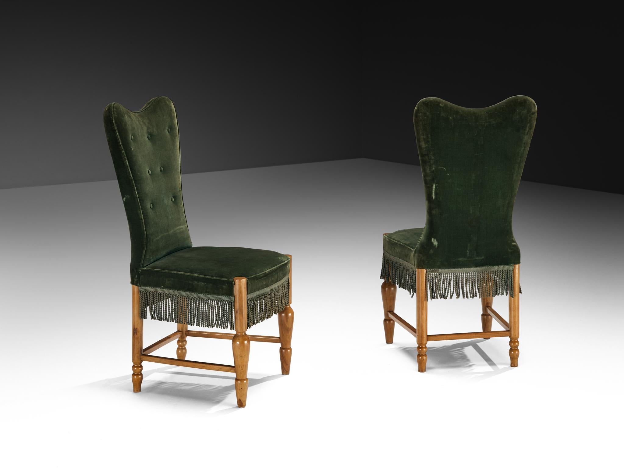 Set di dodici sedie da pranzo in velluto e noce della metà del secolo scorso in vendita 2