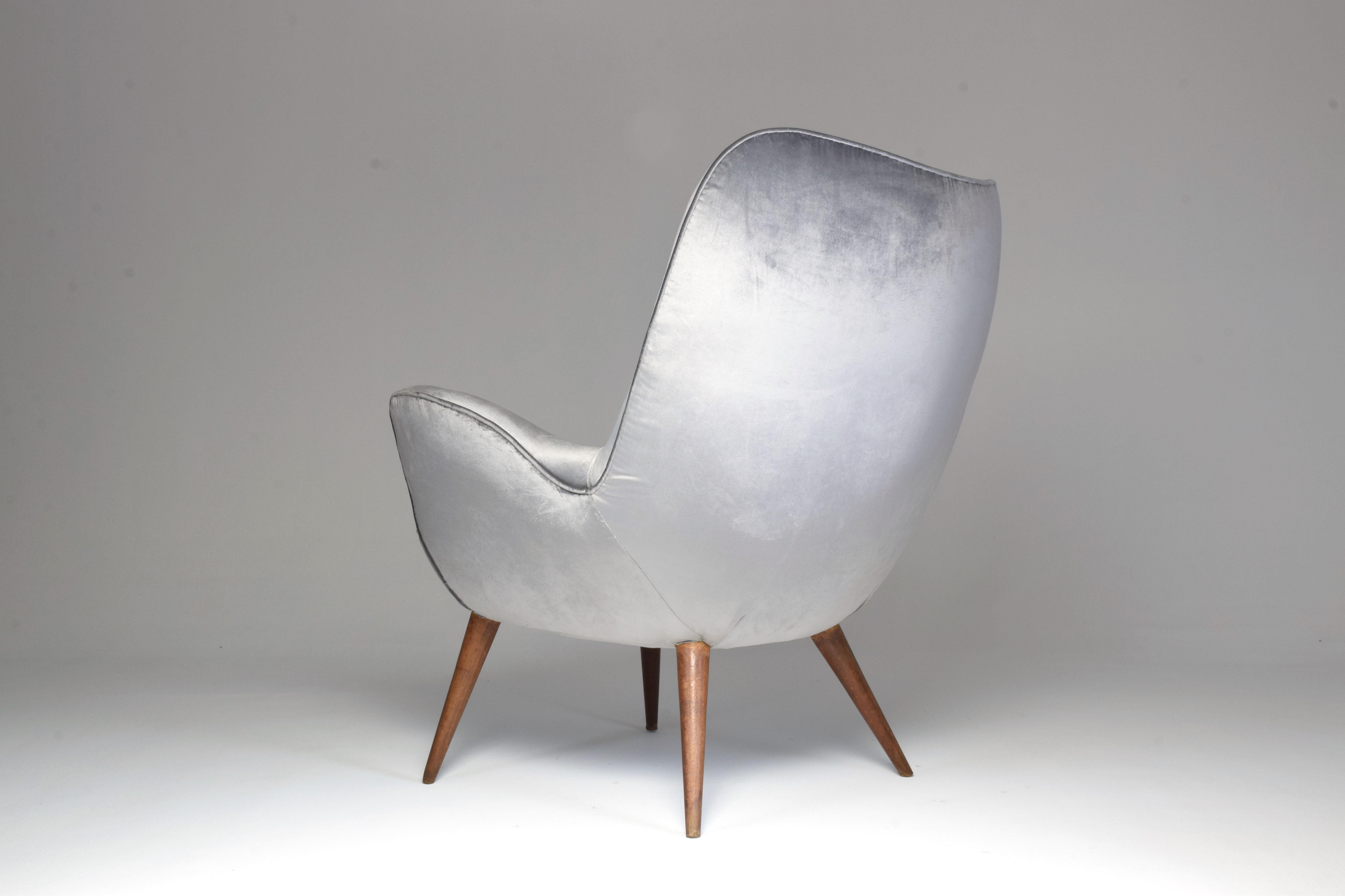 A beautiful midcentury velvet armchair by iconic Italian designer Franco Buzzi from the 1940s.
This unique piece is covered in Lelievre Paris bright grey velvet fabric, with elegant wooden feet, in fully restored condition and entirely