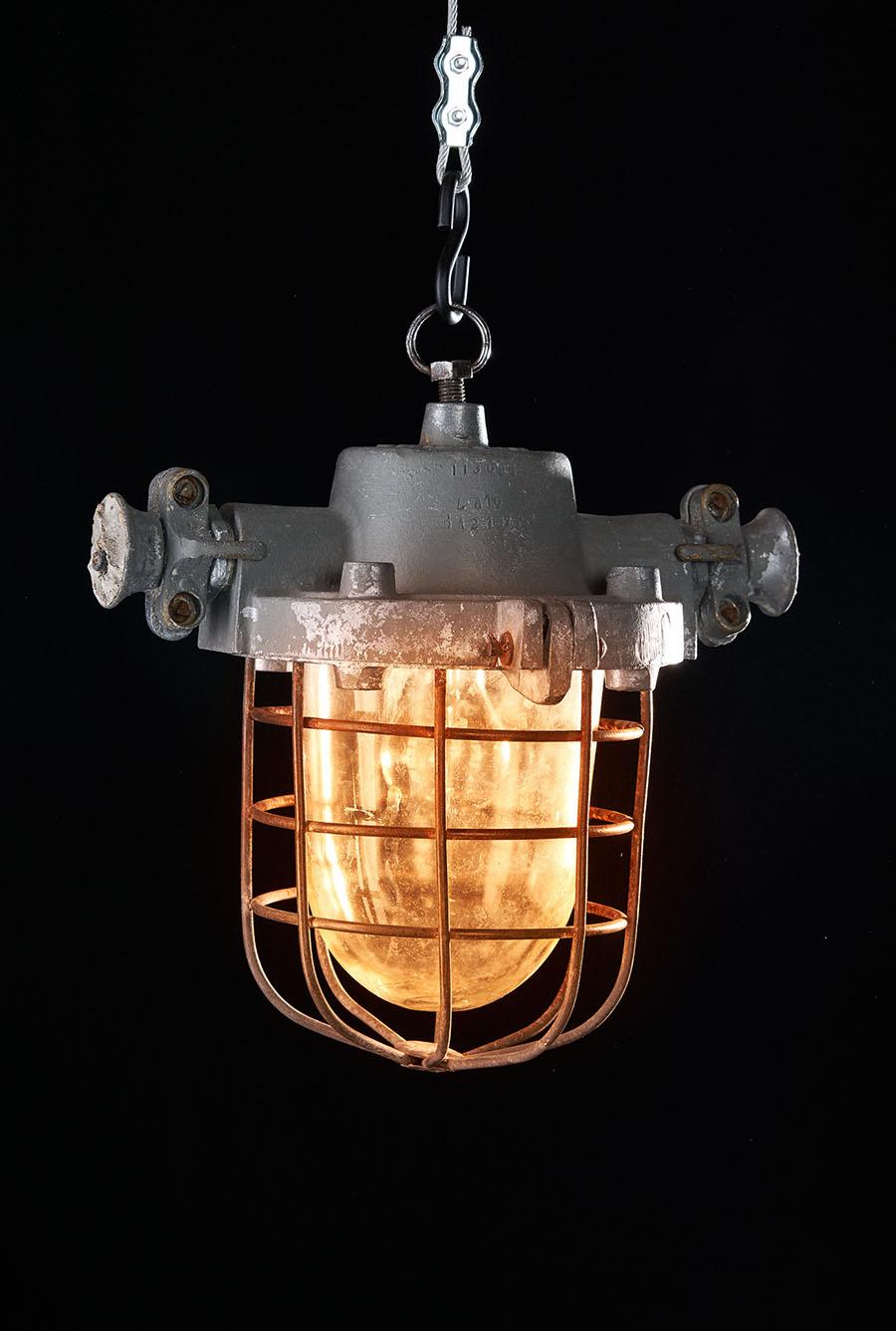 Primary use
This indoor lamp was designed to illuminate factory and workshop spaces, sport halls 
and other industrial rooms, where there was dustiness and a chance of a mechanical 
damage.
Explosion-proof luminaires were designed to illuminate gas