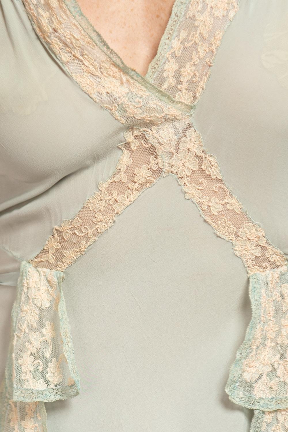 1940S Mint Blue Bias Cut Negligee With Pink Lace And Bows For Sale 4