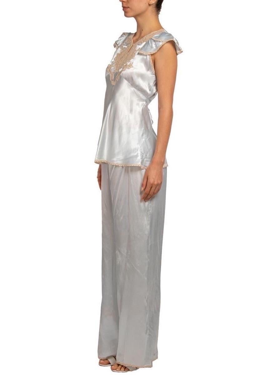 Greene & Greene Greene - Pyjama de salon à manches volantes en rayonne à coupe biaisée avec dentelle Excellent état - En vente à New York, NY