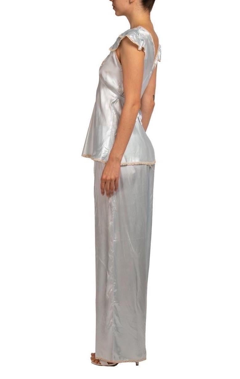 Greene & Greene Greene - Pyjama de salon à manches volantes en rayonne à coupe biaisée avec dentelle Pour femmes en vente