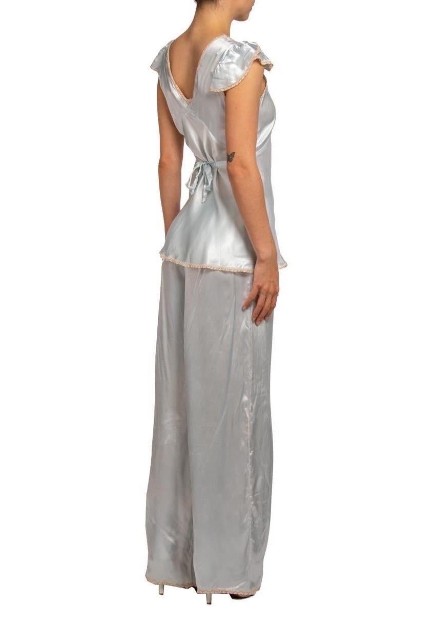 Greene & Greene Greene - Pyjama de salon à manches volantes en rayonne à coupe biaisée avec dentelle en vente 1