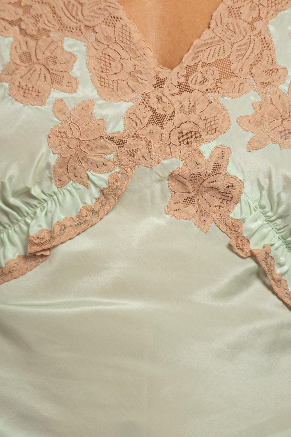 1940S Mint Green Rayon Pajamas With Peach Lace And Flutter Sleeve For Sale 6