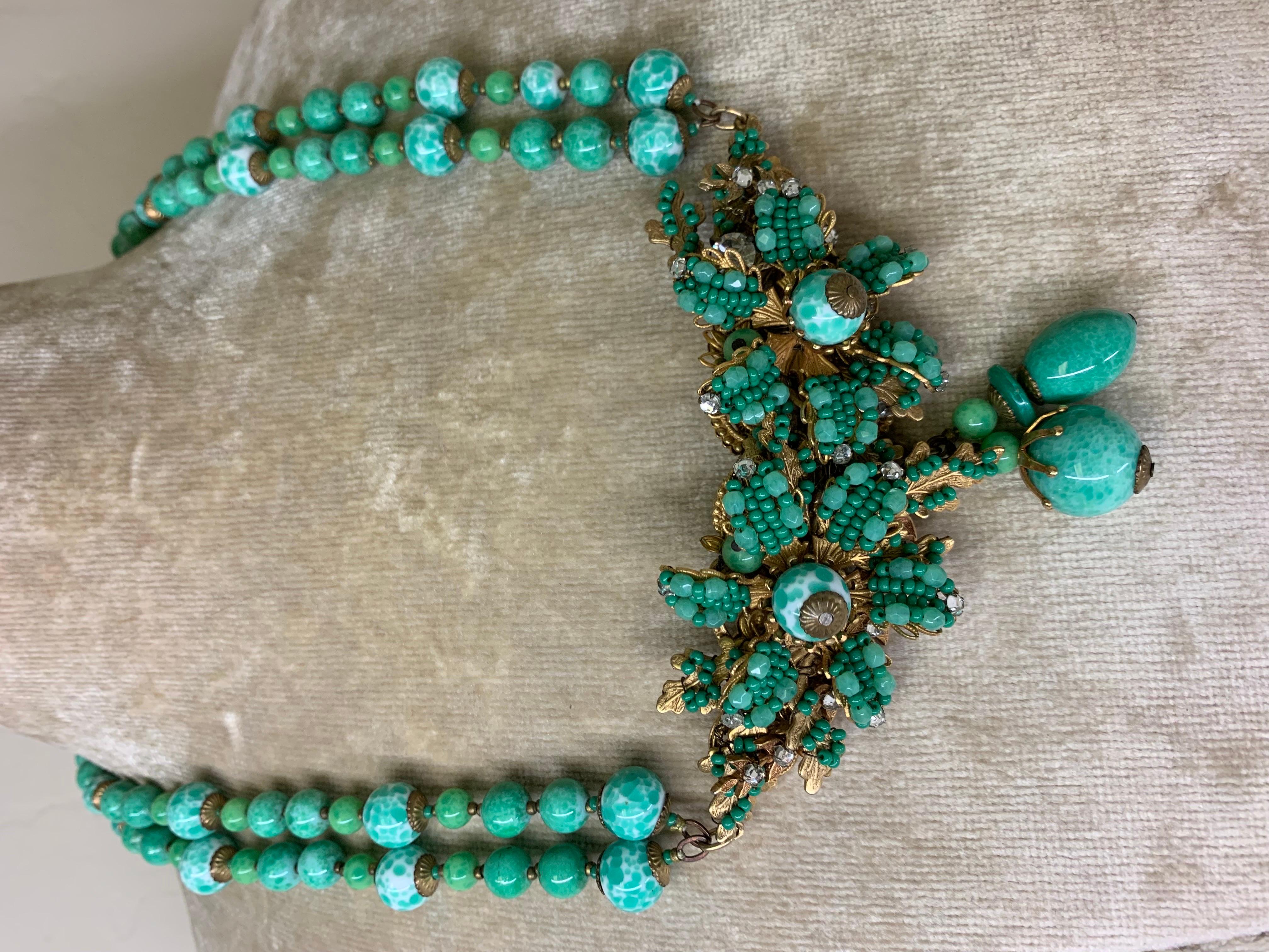 1940s Miriam Haskell Double Strand Jade Green Glass Necklace w Center Flower : D'une longueur approximative de 24 pouces, il s'agit d'un look printanier iconique rare et particulièrement délicieux pour la Style Maven avertie ! Excellent état. 