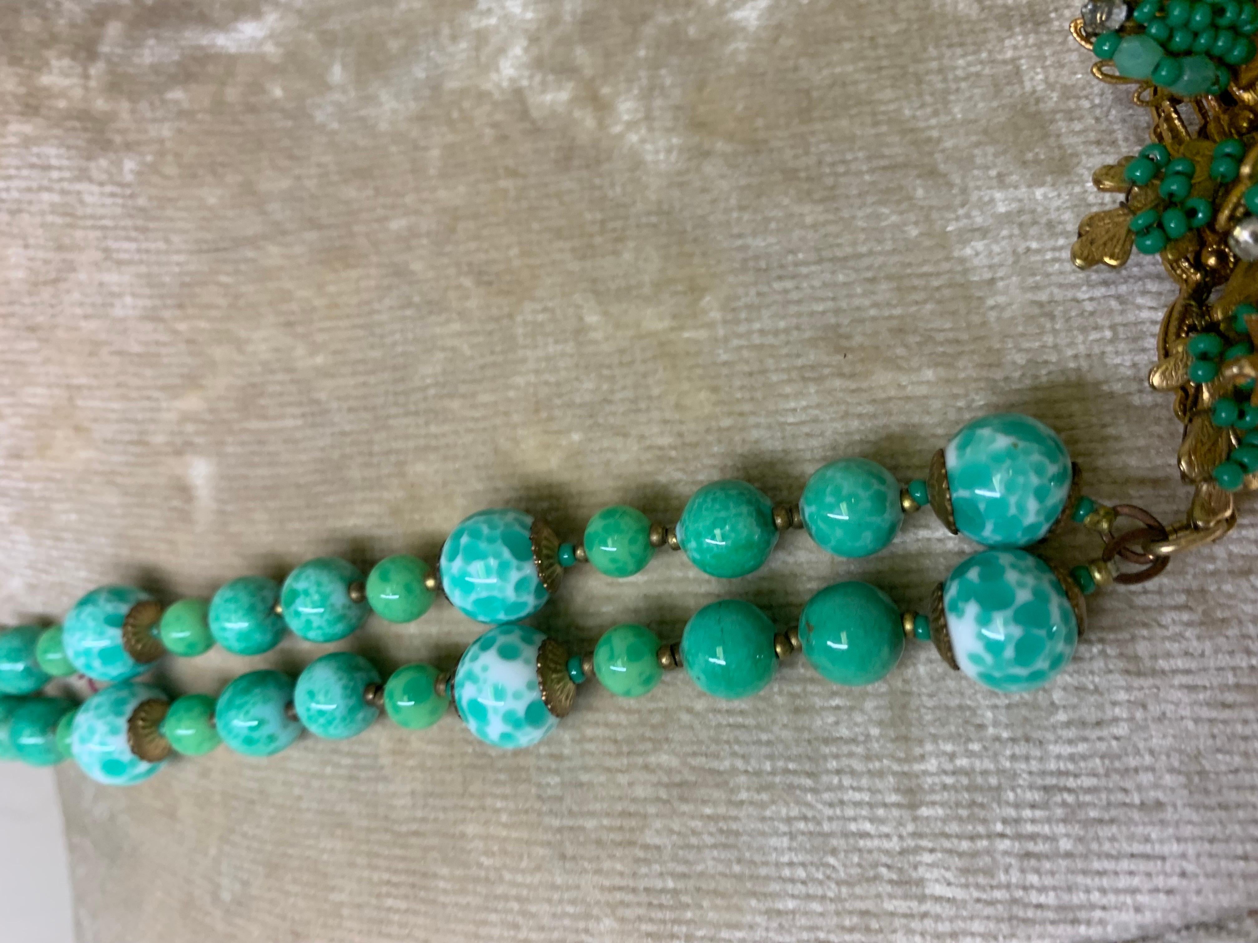 1940er Miriam Haskell Doppelstrang Jade grünes Glas Halskette w Center Blume im Zustand „Hervorragend“ im Angebot in Gresham, OR