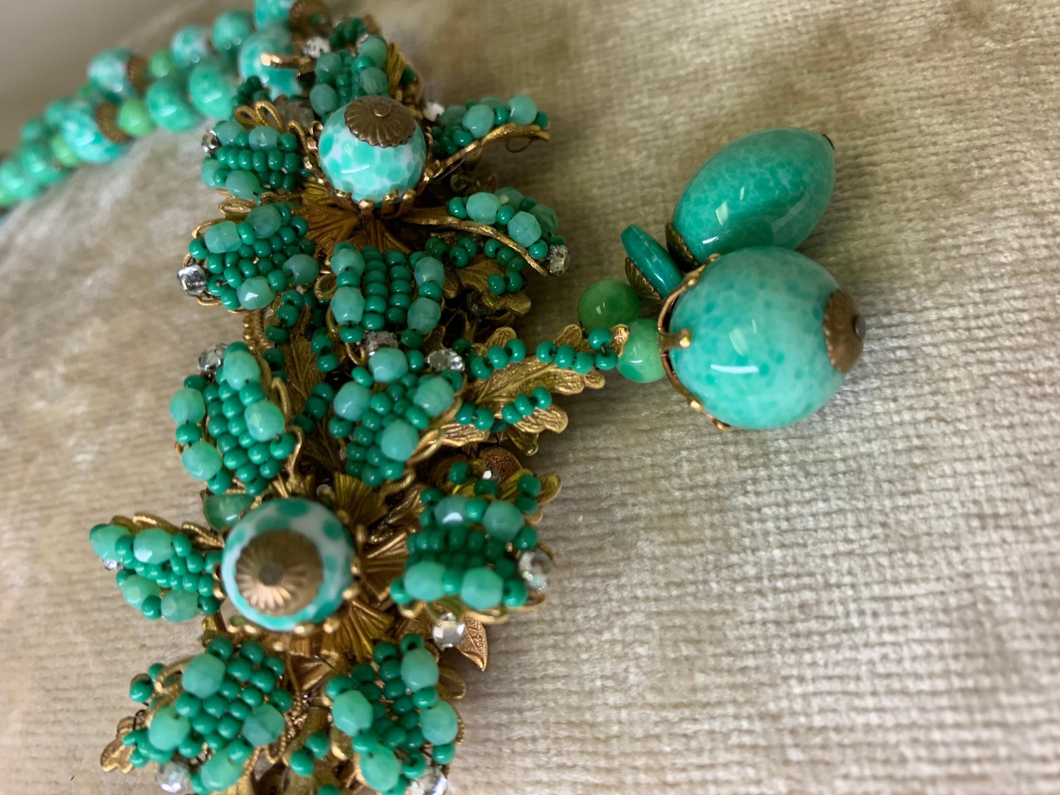 1940er Miriam Haskell Doppelstrang Jade grünes Glas Halskette w Center Blume Damen im Angebot
