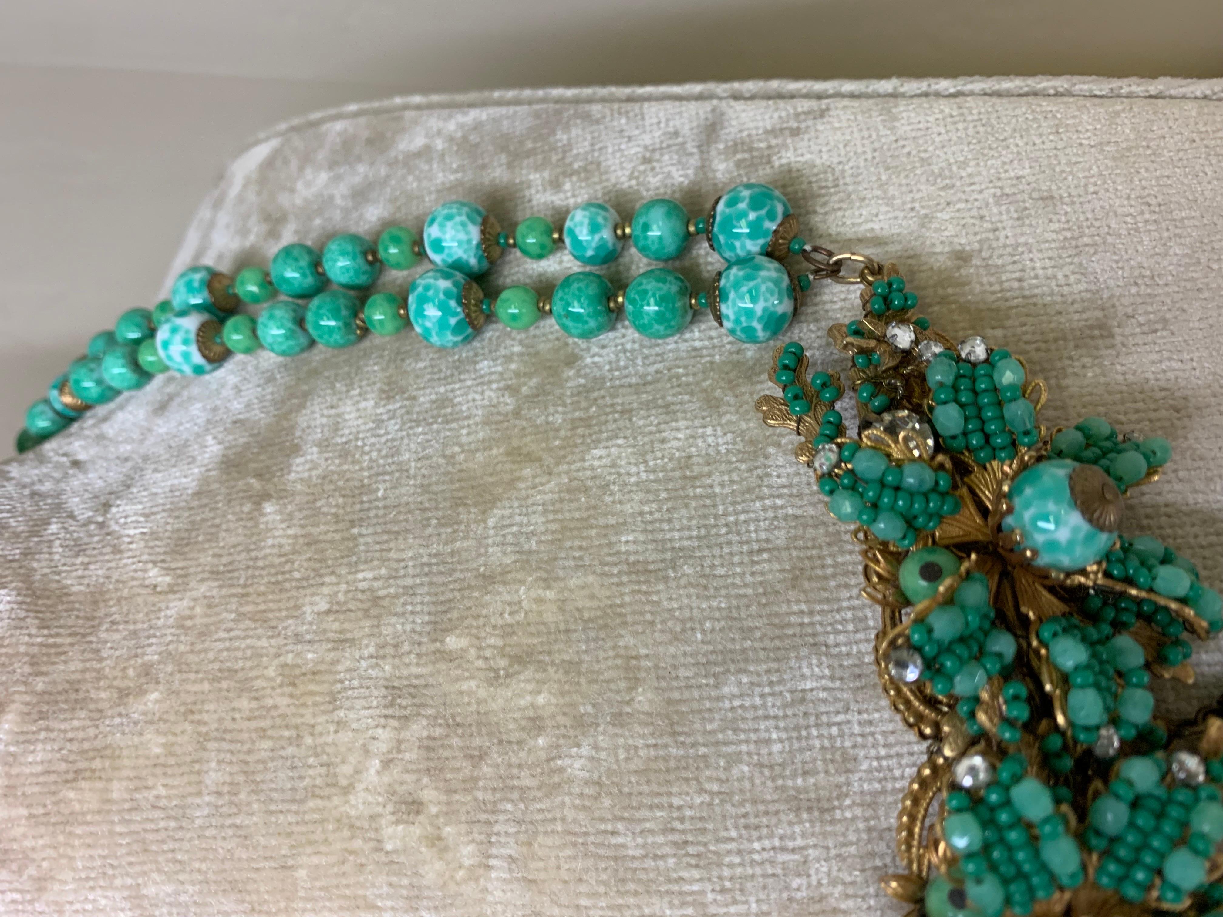 1940er Miriam Haskell Doppelstrang Jade grünes Glas Halskette w Center Blume im Angebot 2