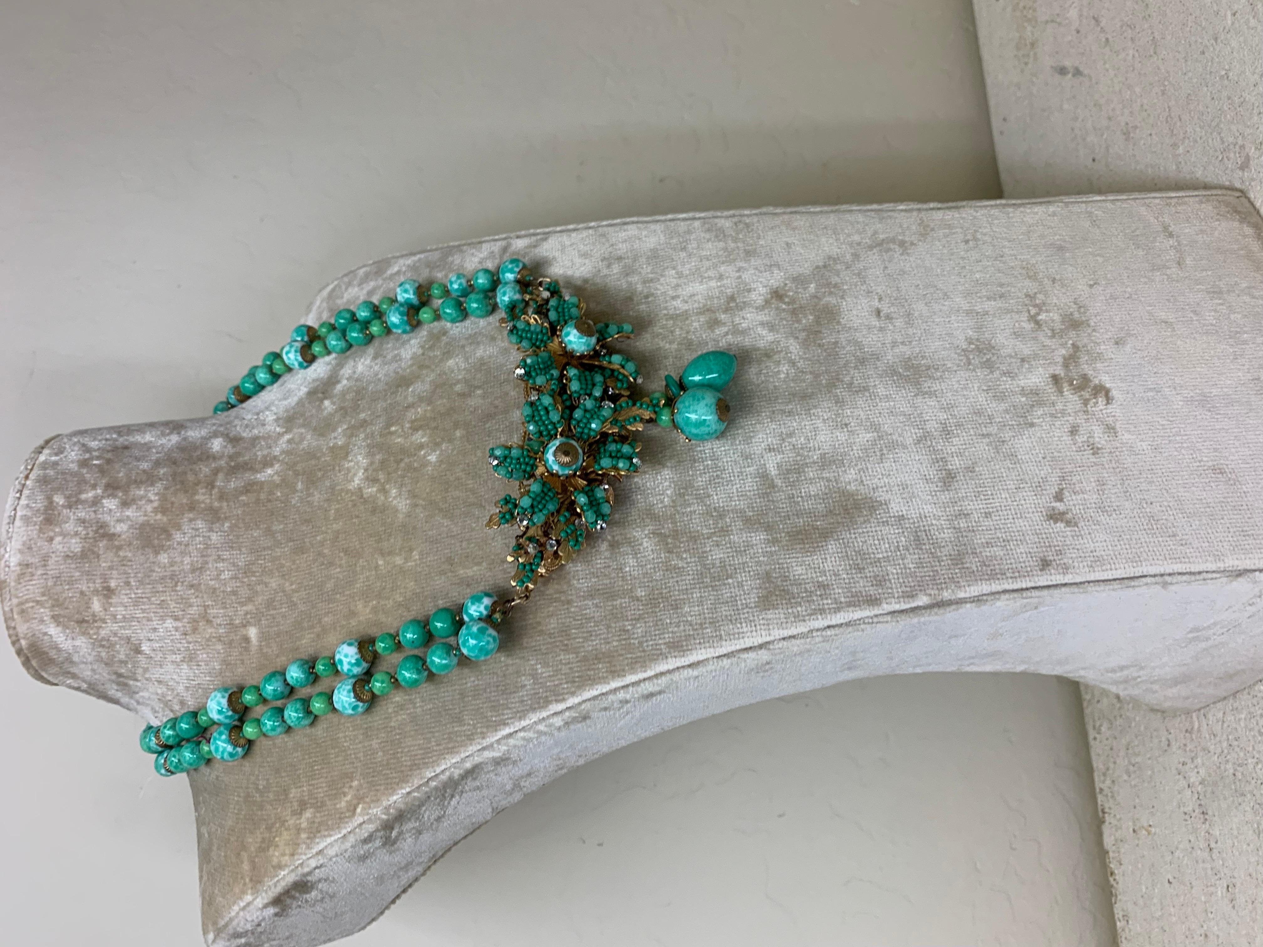 1940er Miriam Haskell Doppelstrang Jade grünes Glas Halskette w Center Blume im Angebot 3