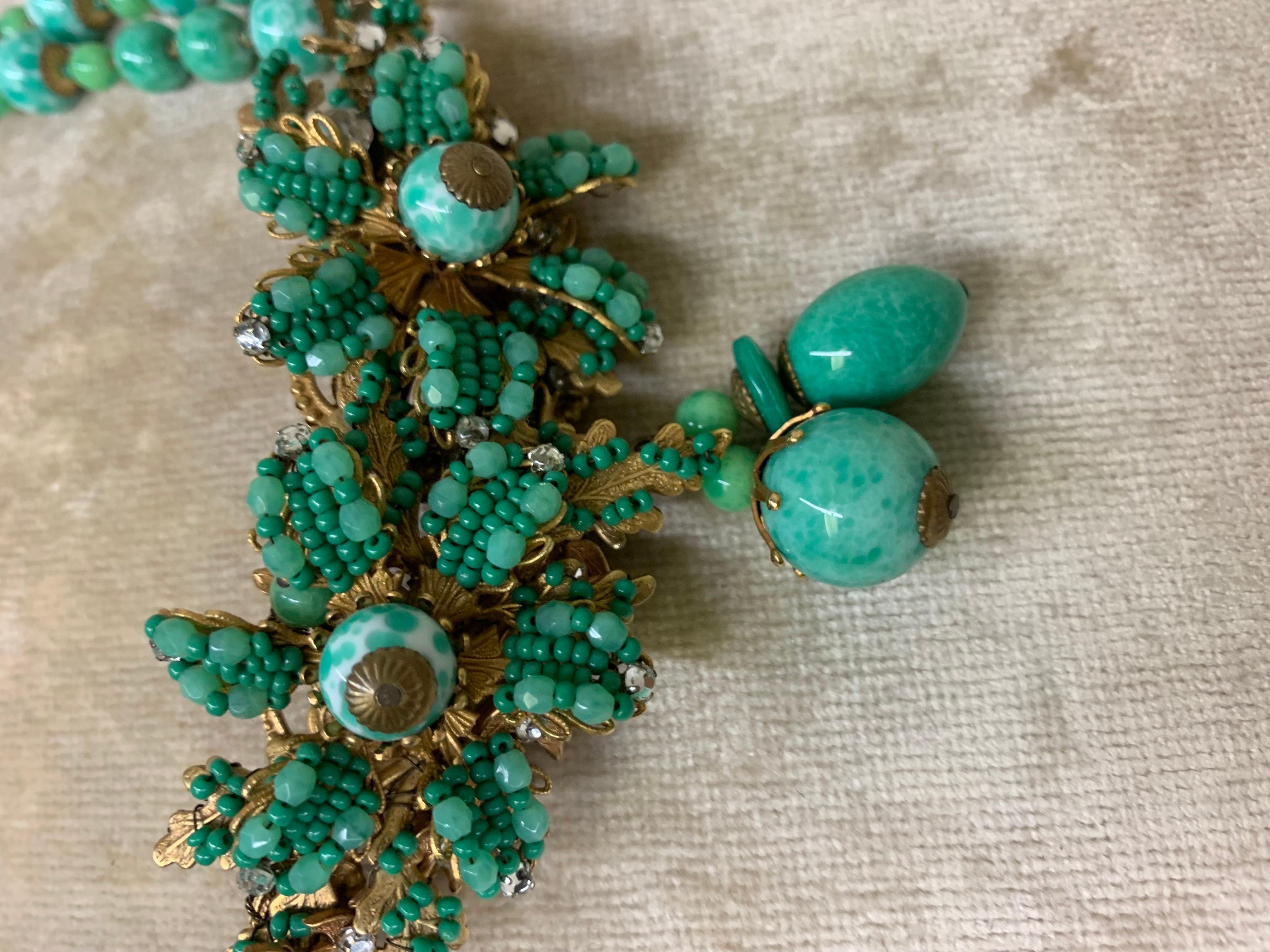 1940er Miriam Haskell Doppelstrang Jade grünes Glas Halskette w Center Blume im Angebot 4