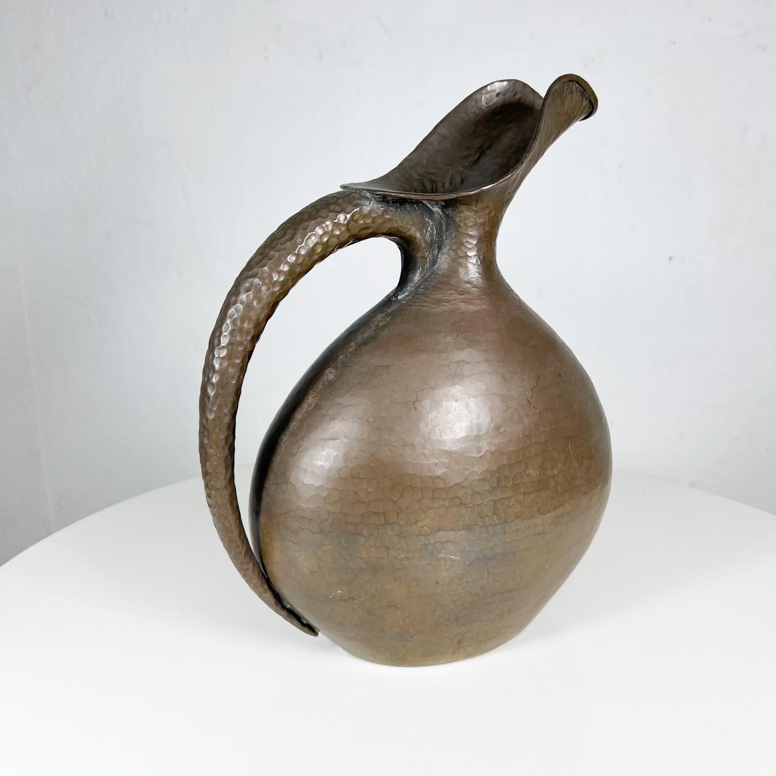 Pichet italien martelé des années 1940 signé Egidio Casagrande, Italie en vente 1