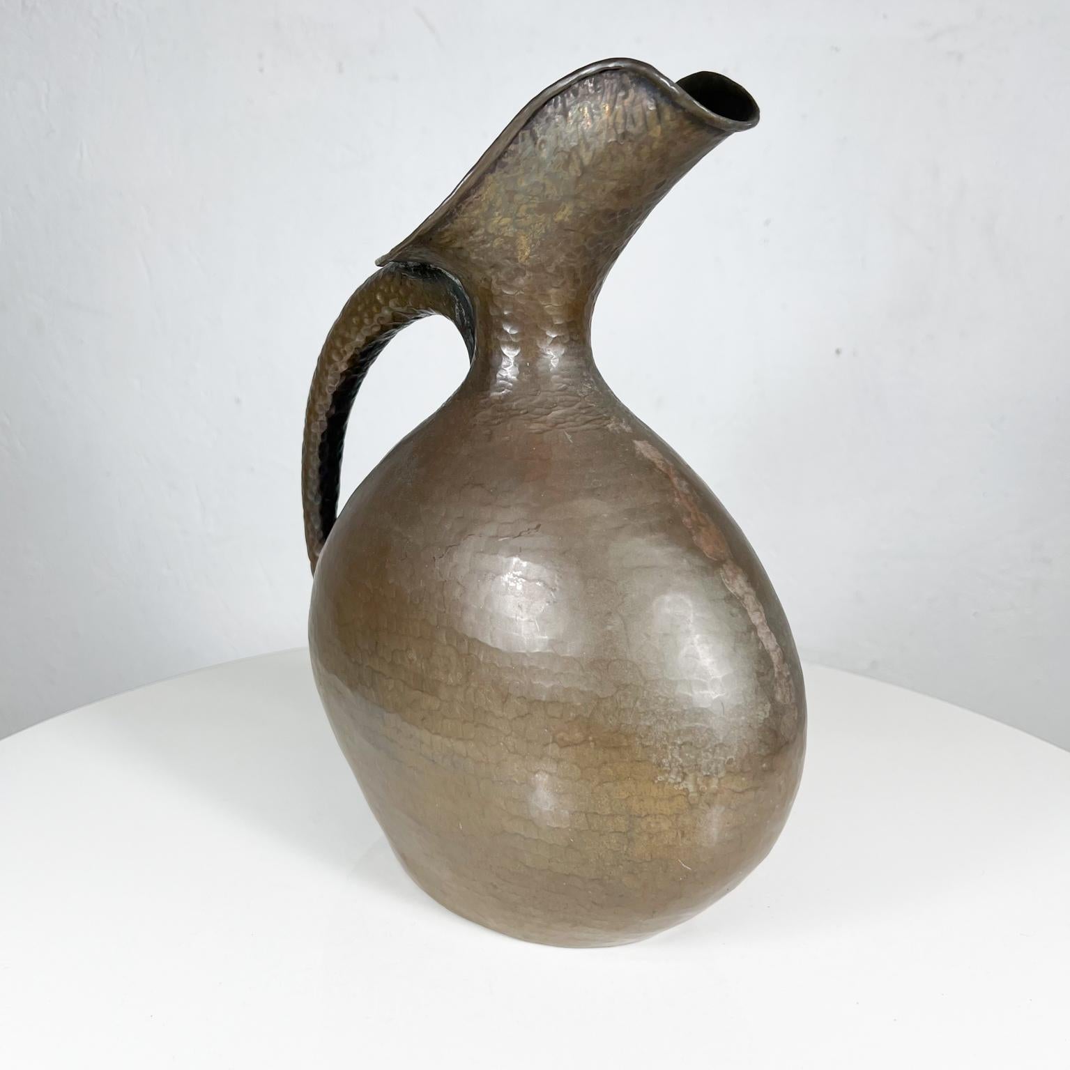 1940s Egidio Casagrande Hammered Italian Brass Pitcher Italy Signed For Sale 4