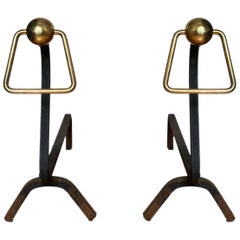 Paire de chenets modernistes des années 1940 de style Jacques Adnet en fer forgé et laiton