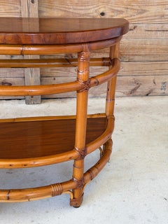 Tavolino semilunare in rattan e mogano in stile modernista degli anni ’40, firmato Rattanage