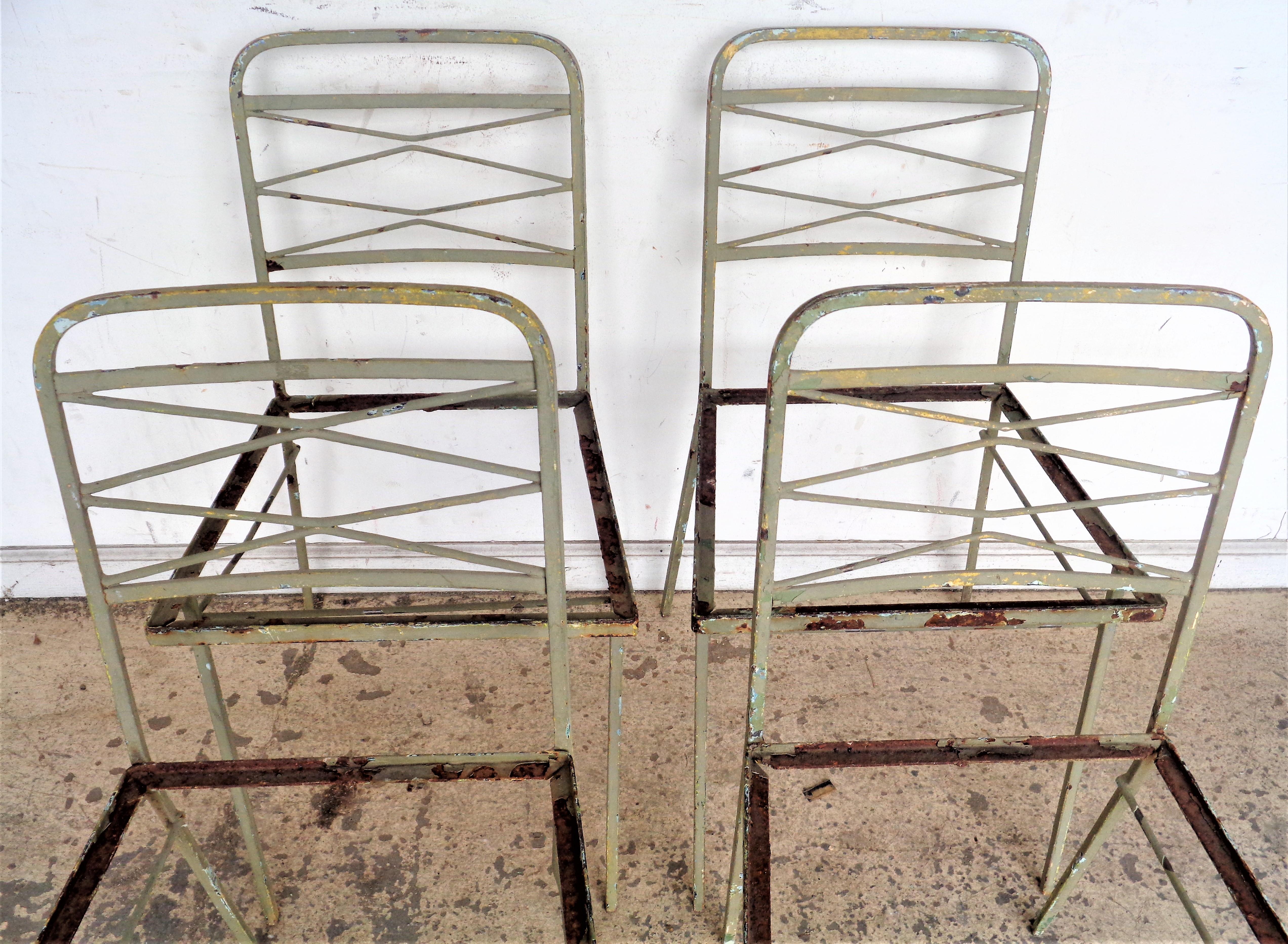   Ensemble de quatre chaises modernistes en fer forgé des années 1940 en vente 3