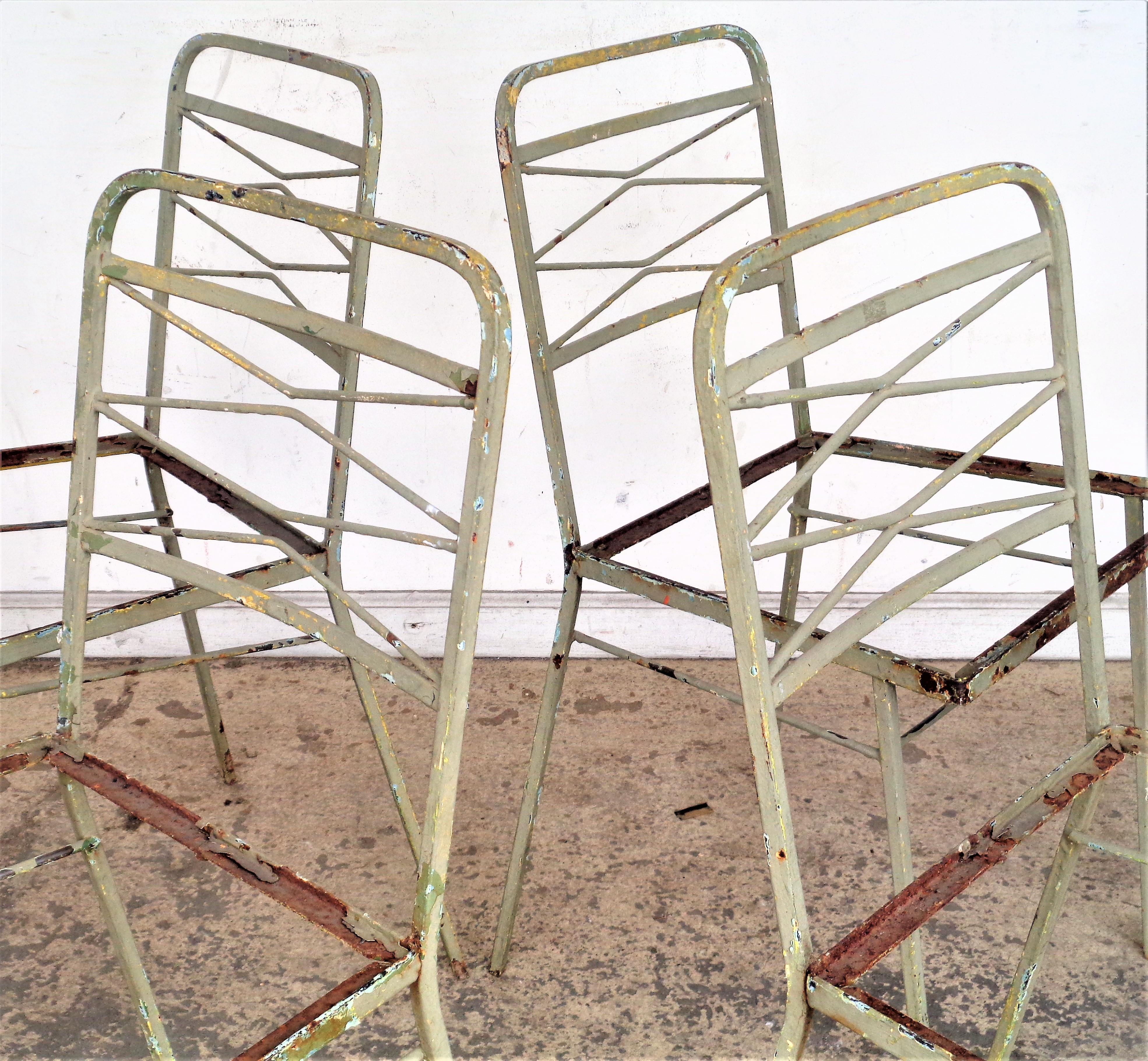   Ensemble de quatre chaises modernistes en fer forgé des années 1940 en vente 4