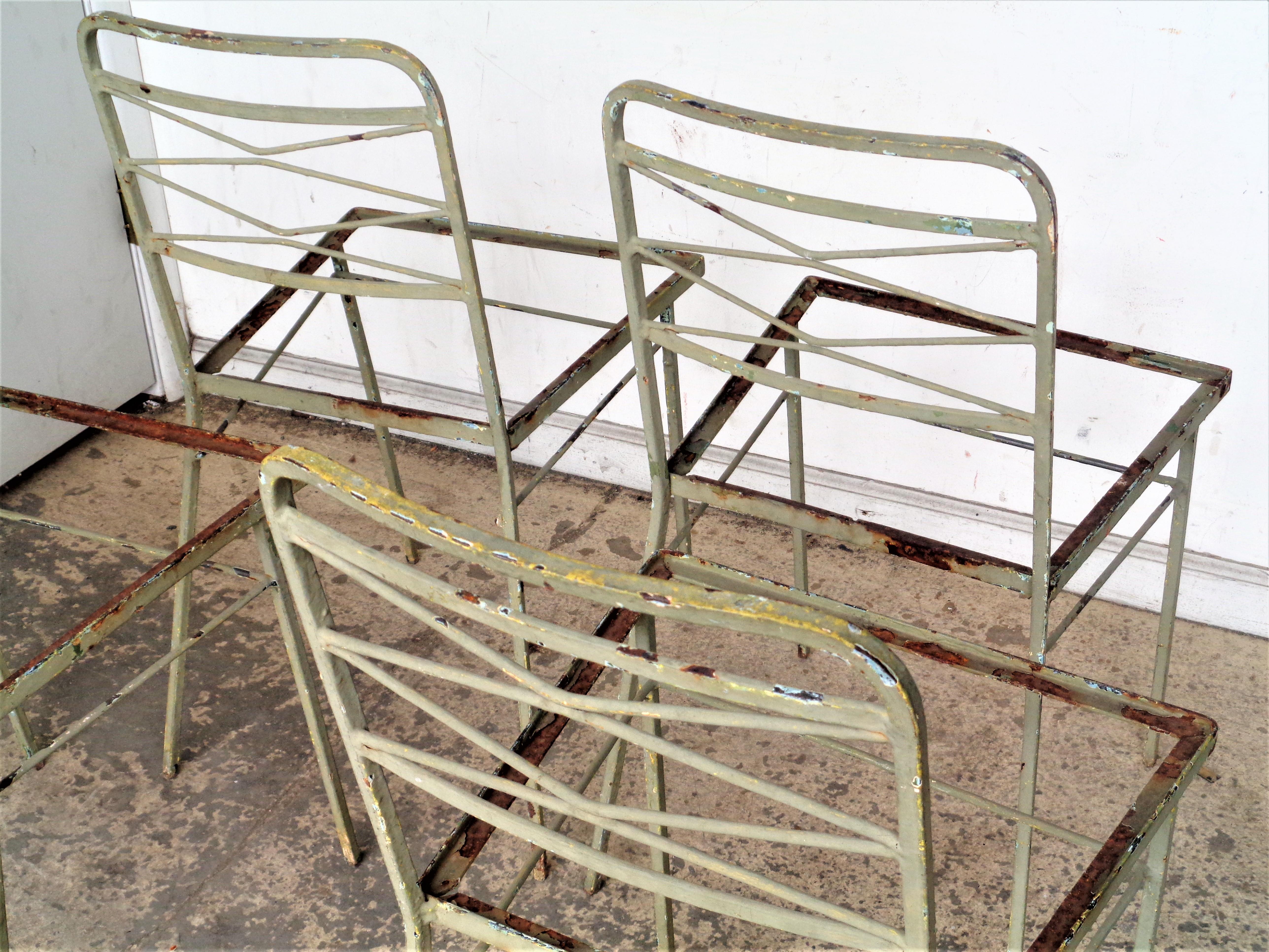   Ensemble de quatre chaises modernistes en fer forgé des années 1940 en vente 5