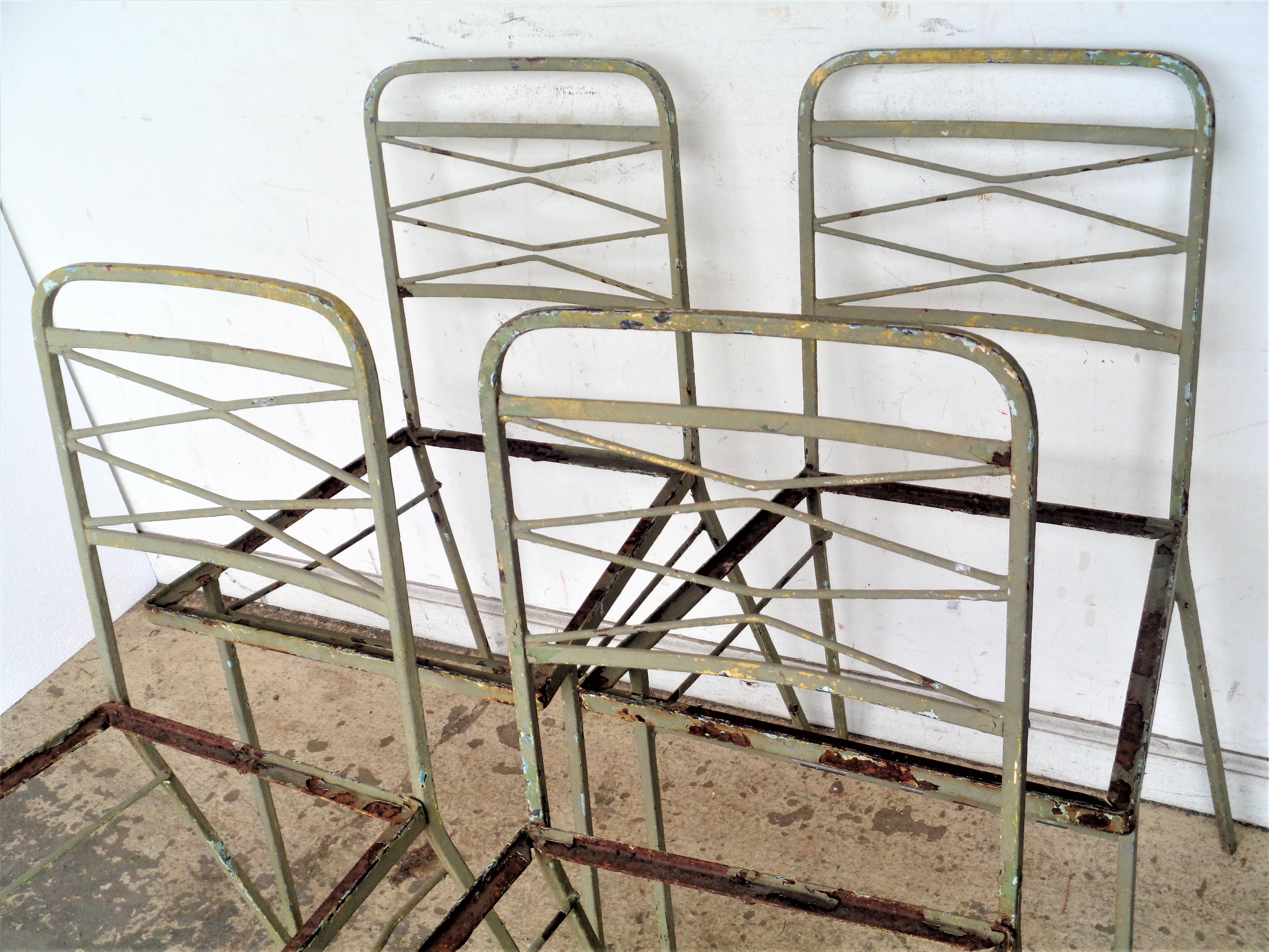   Ensemble de quatre chaises modernistes en fer forgé des années 1940 en vente 7