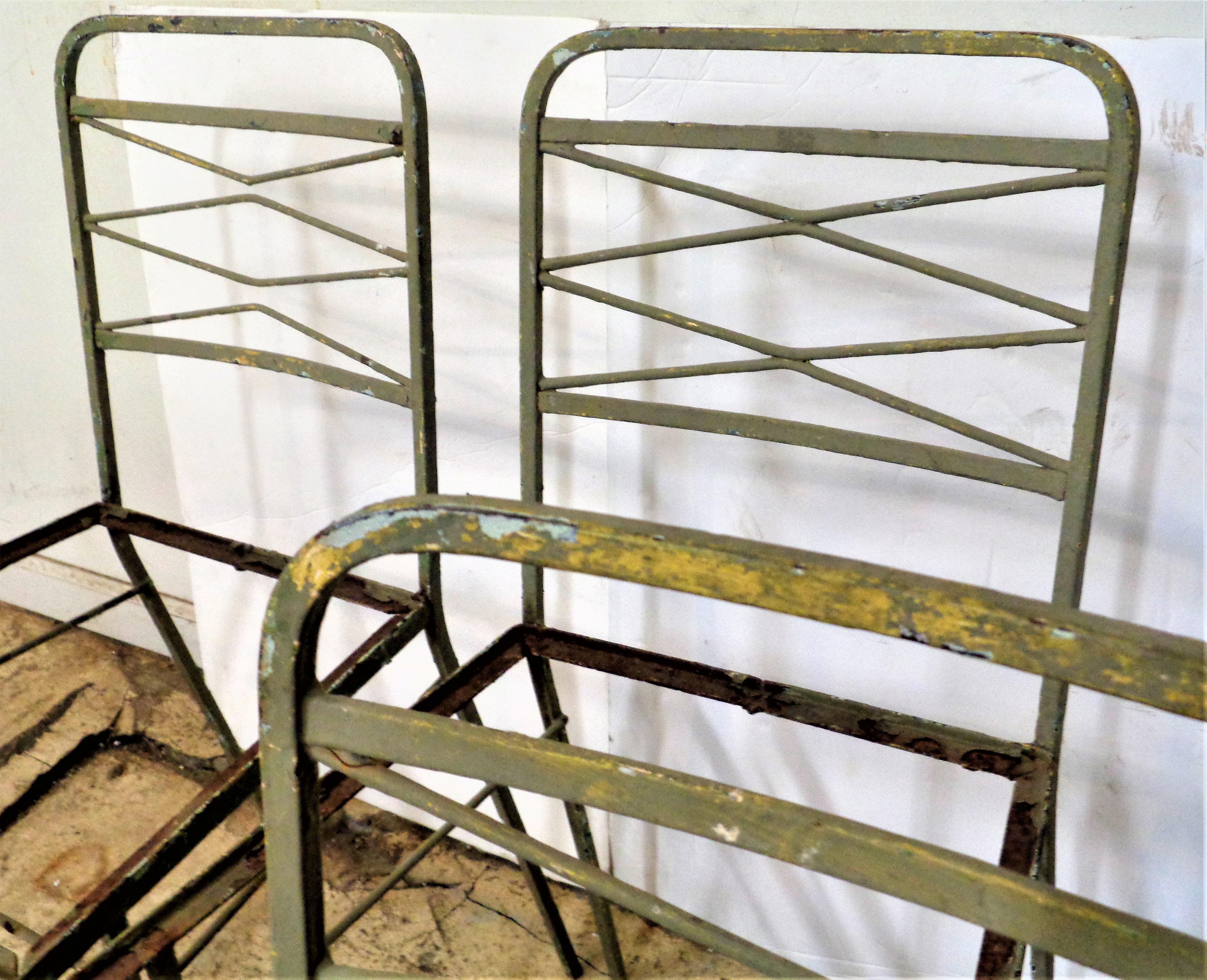   Ensemble de quatre chaises modernistes en fer forgé des années 1940 en vente 8