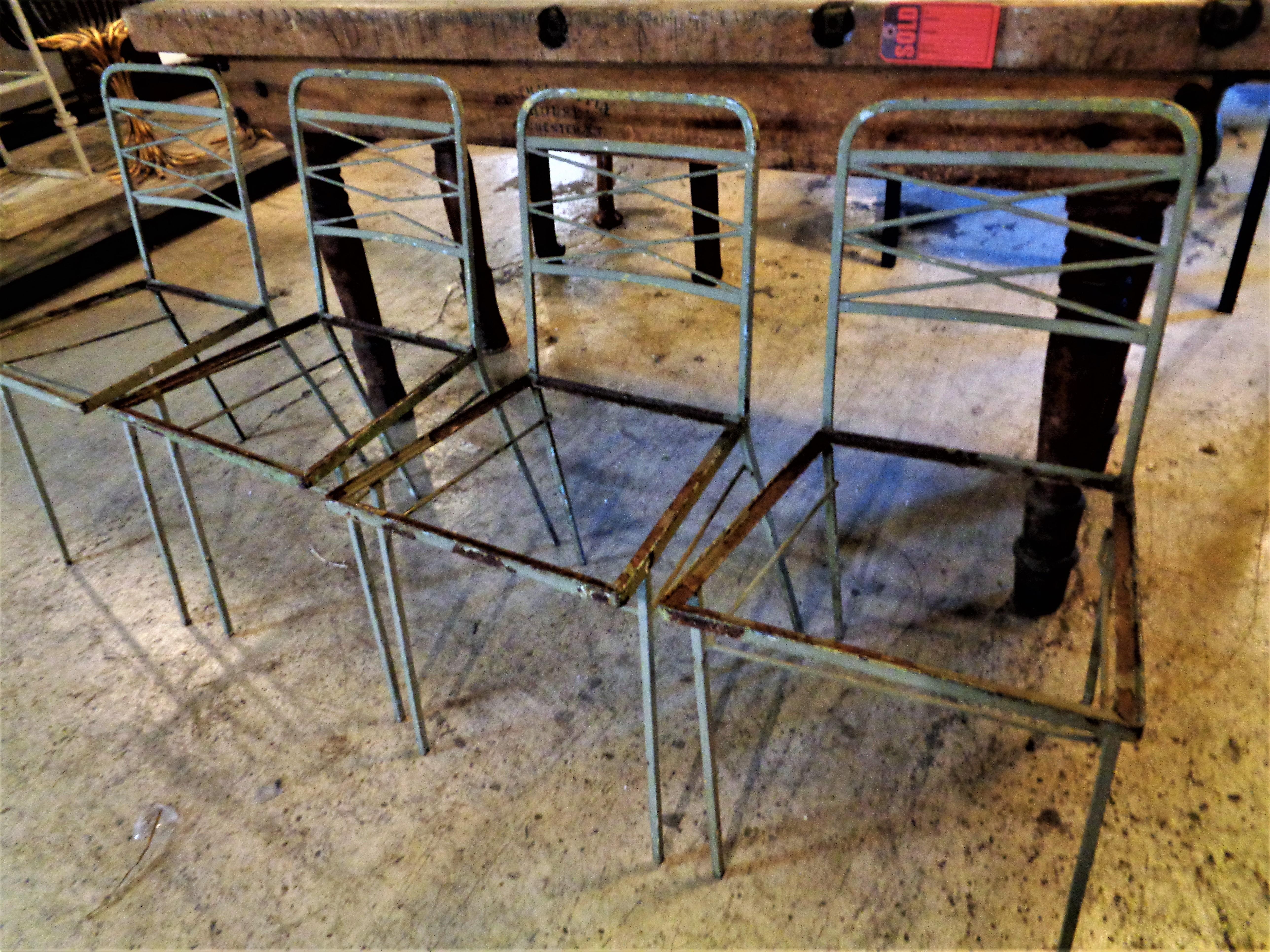   Ensemble de quatre chaises modernistes en fer forgé des années 1940 en vente 10