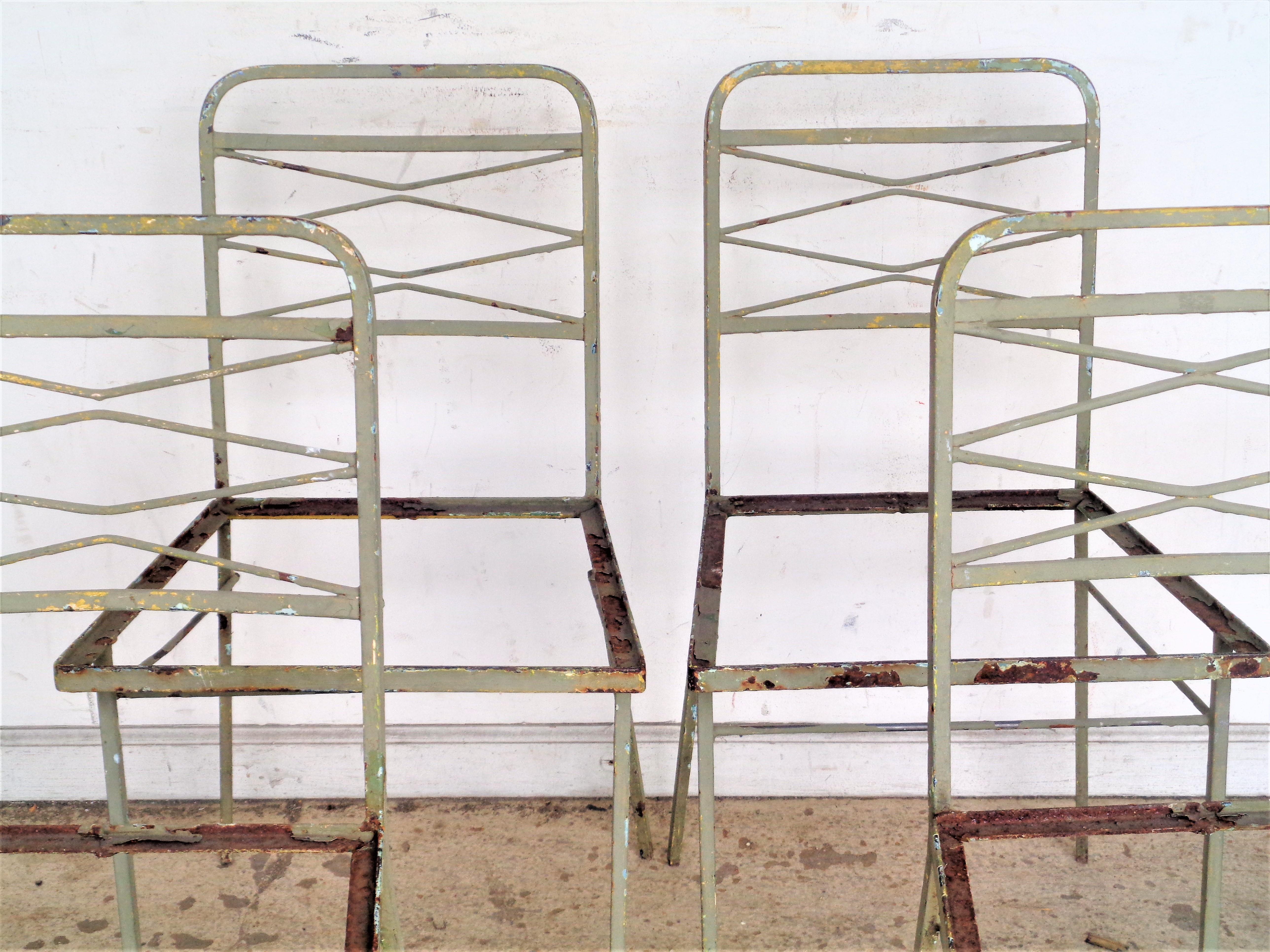 Mid-Century Modern   Ensemble de quatre chaises modernistes en fer forgé des années 1940 en vente
