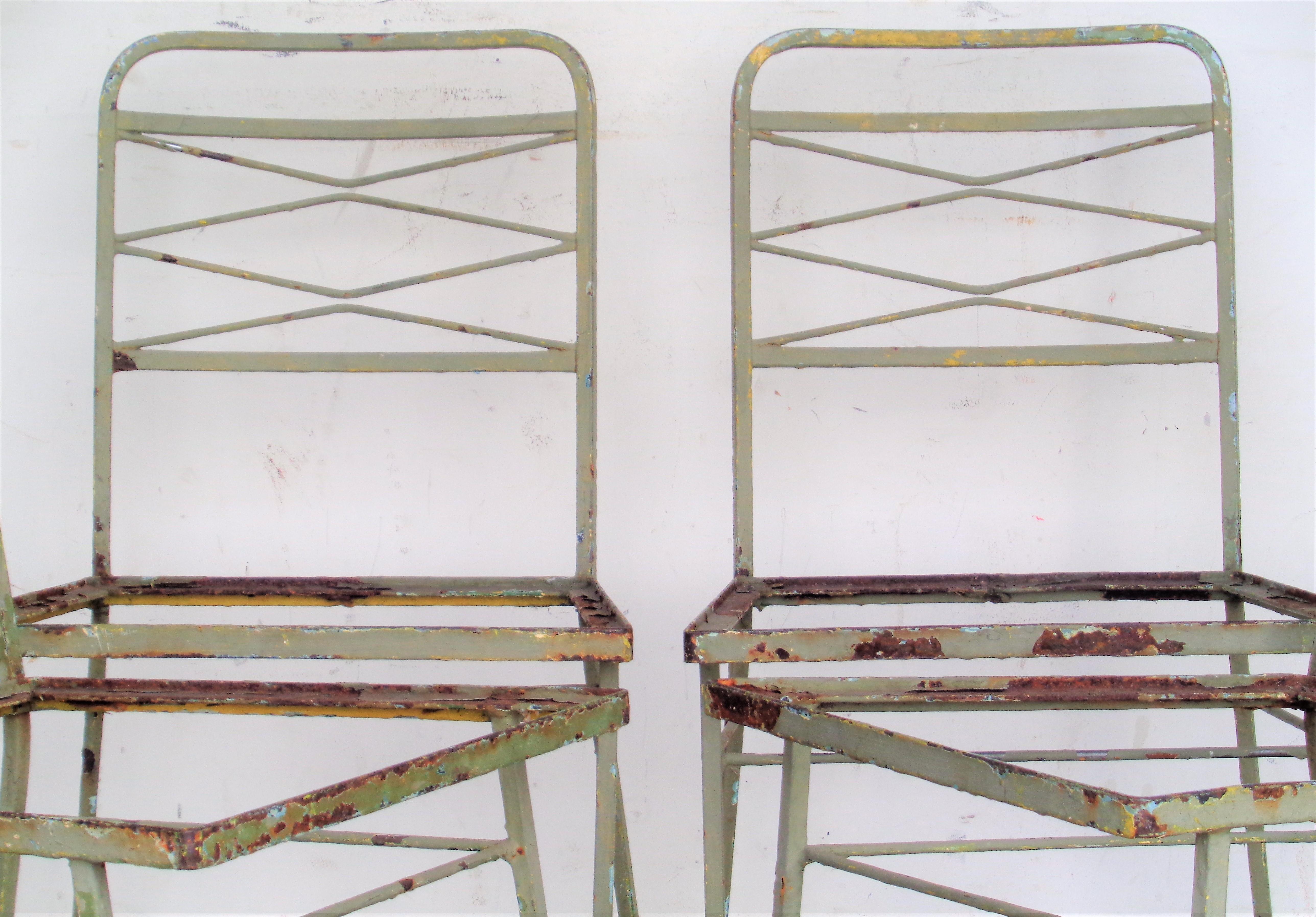 Ferronnerie   Ensemble de quatre chaises modernistes en fer forgé des années 1940 en vente