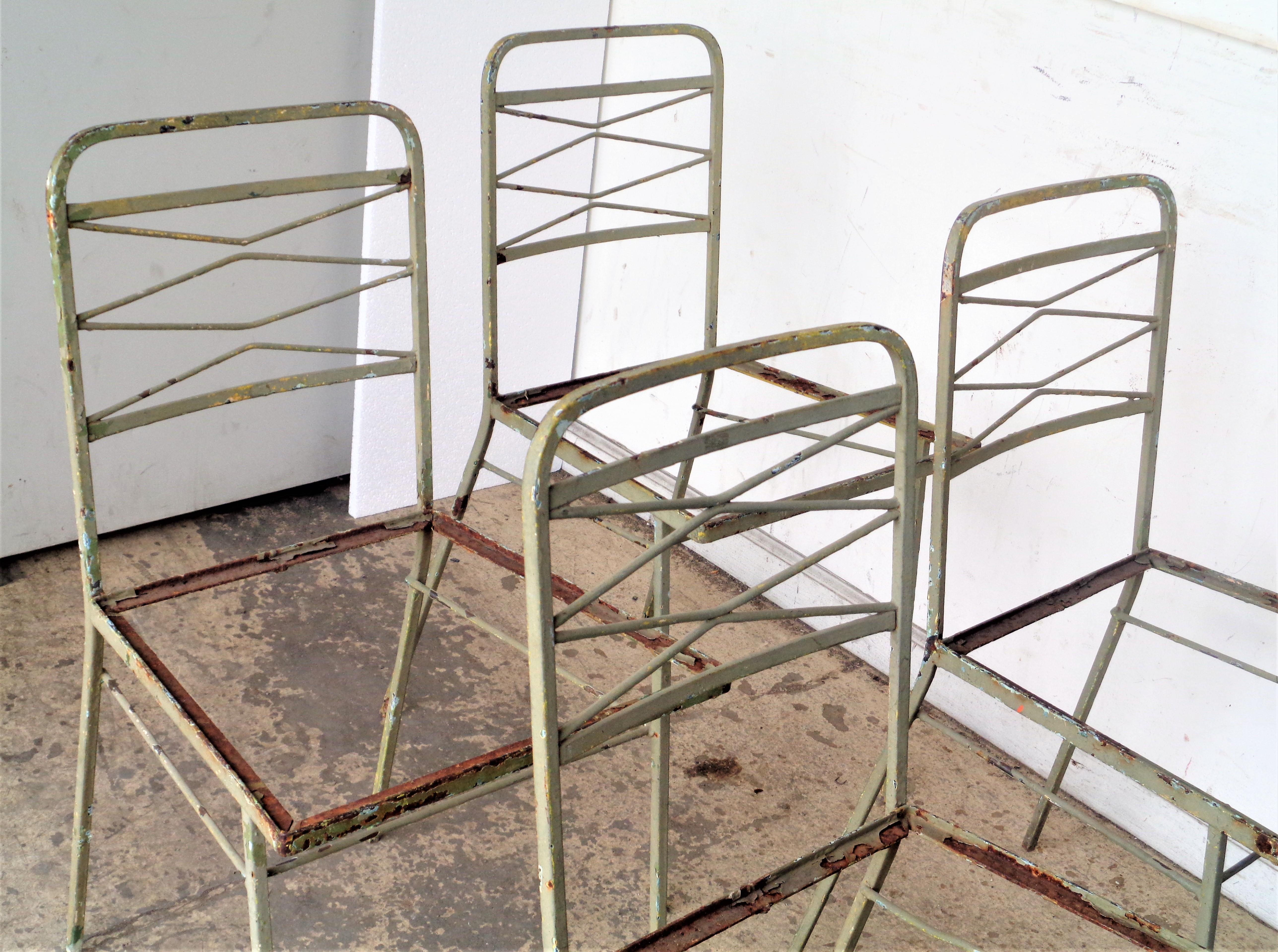   Ensemble de quatre chaises modernistes en fer forgé des années 1940 en vente 1
