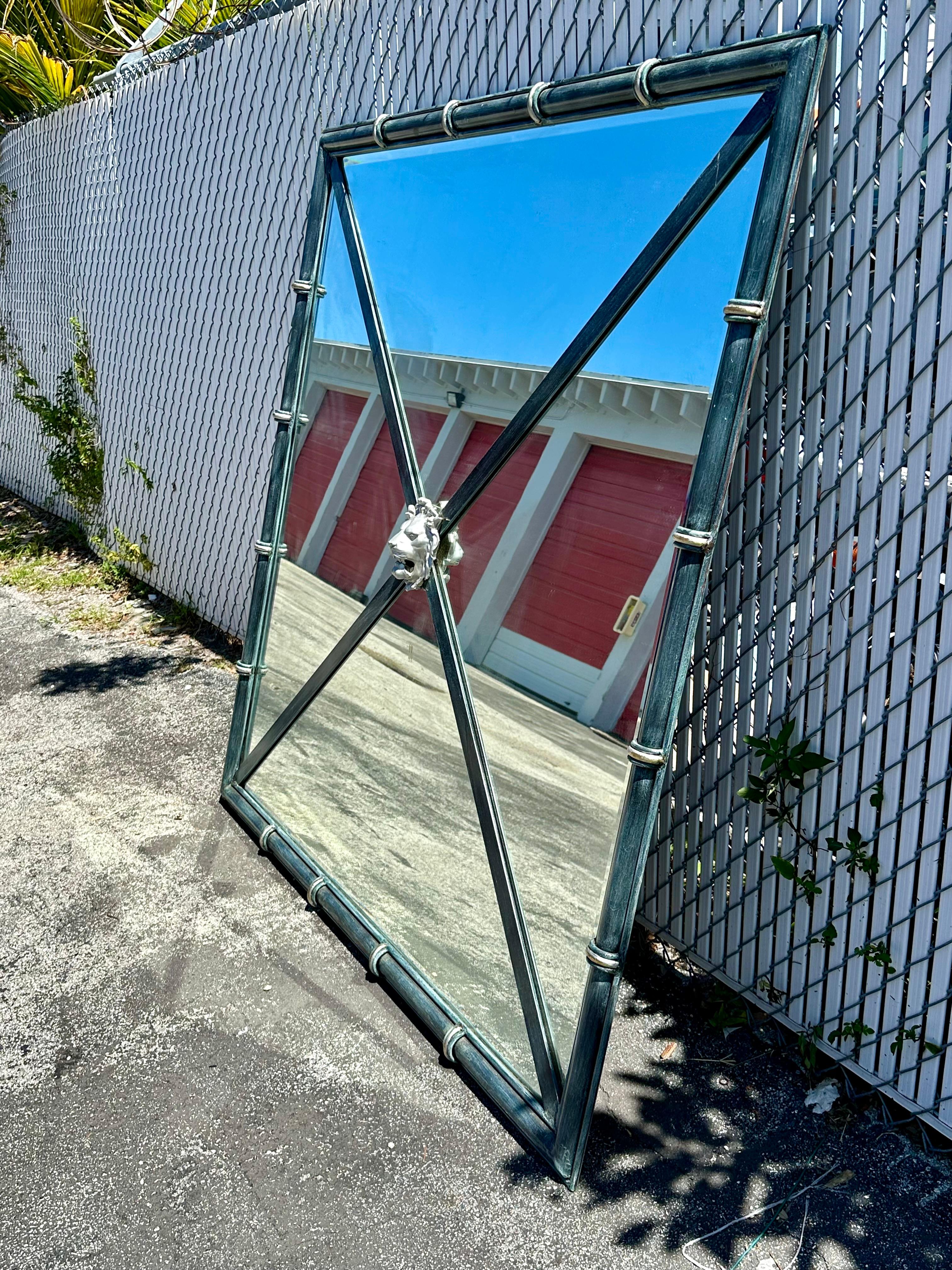 Miroir mural monumental en faux bambou acier vert lion des années 1940 Bon état - En vente à Fort Lauderdale, FL