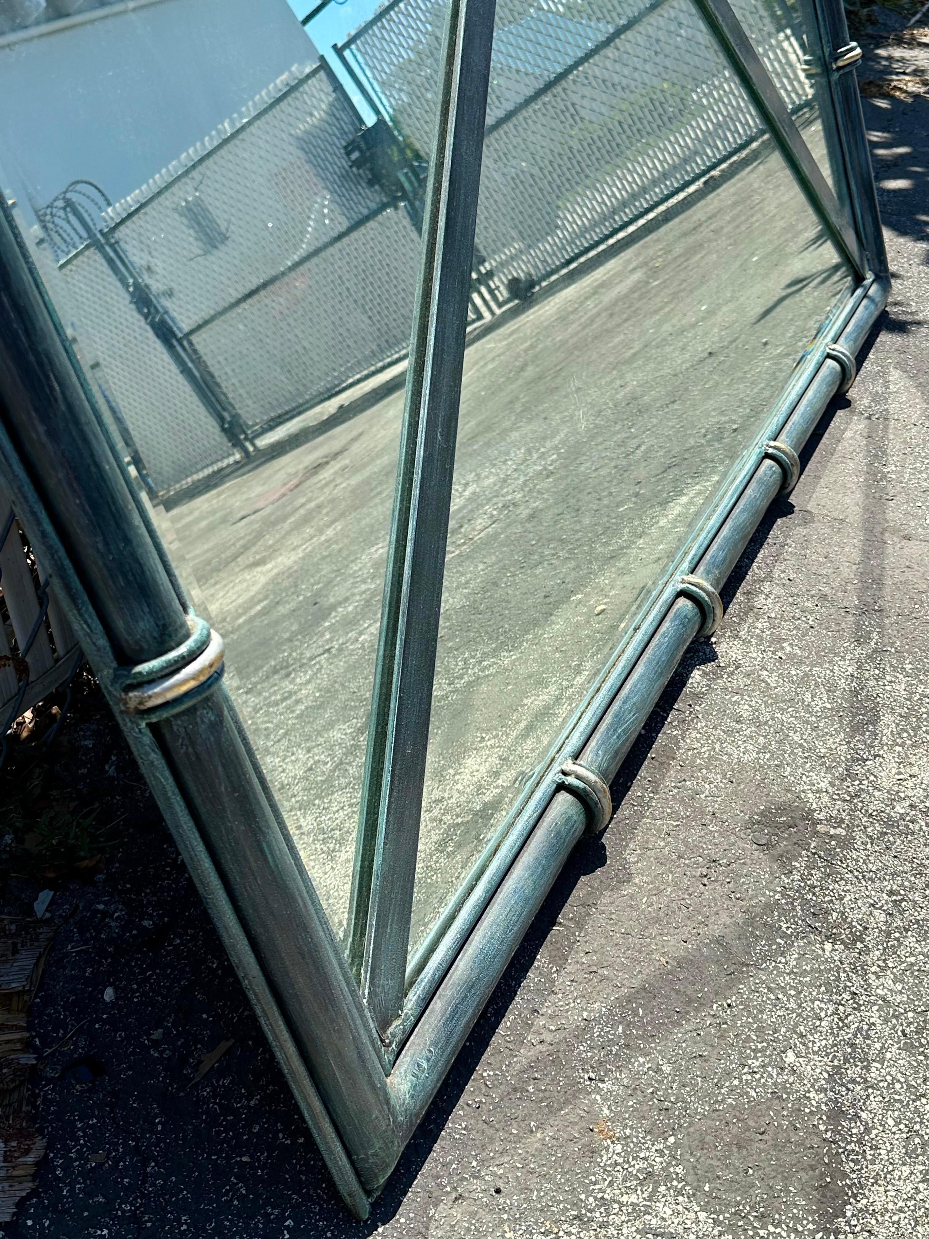 Miroir mural monumental en faux bambou acier vert lion des années 1940 en vente 2