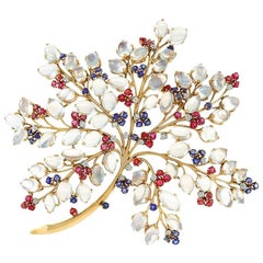 Broche fleur en or, saphirs, rubis et diamants, pierre de lune, années 1940