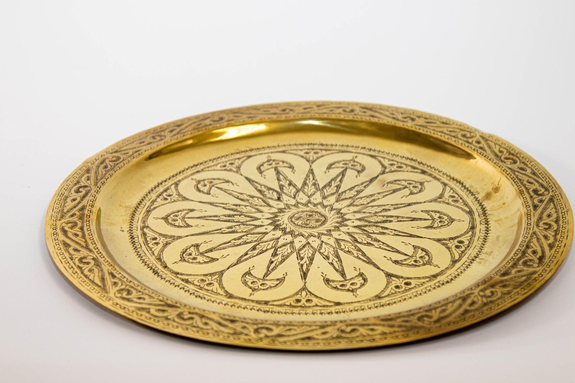 1940er Jahre marokkanischen Messing Tablett poliert Collectible islamischen Metallarbeit Platter.
Das islamische Metalltablett aus poliertem Messing ist ein bemerkenswertes Kunstwerk, das das reiche kulturelle Erbe und die Kunstfertigkeit der