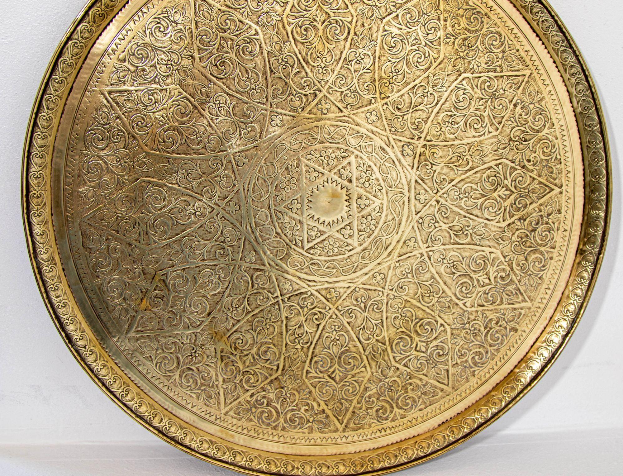 Bandeja marroquí de latón de 1940 23 pulg. Diseño geométrico y una estrella de David 3