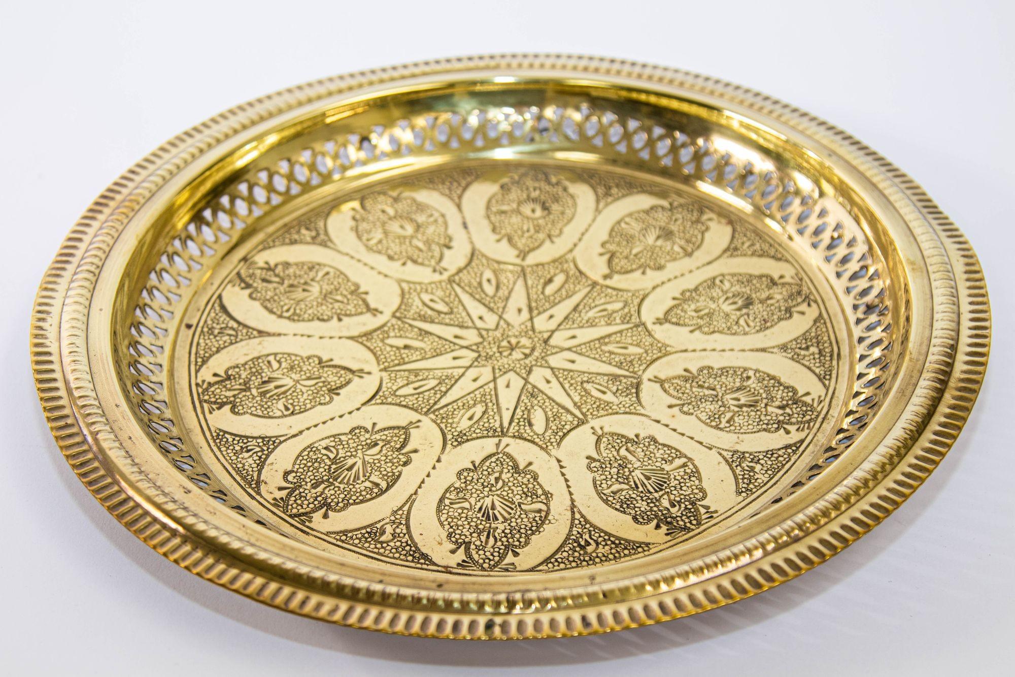 1940s Moroccan Brass Tray Polished Collectible Islamic Metalwork 13.5 in. D. For Sale 6