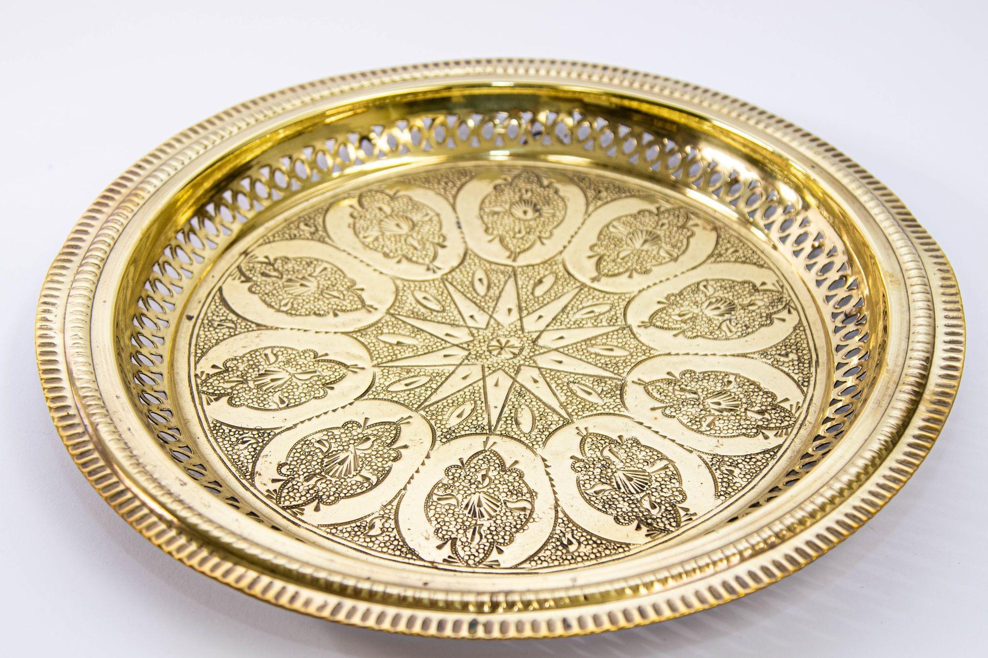 1940s Moroccan Brass Tray Polished Collectible Islamic Metalwork 13.5 in. D. For Sale 7
