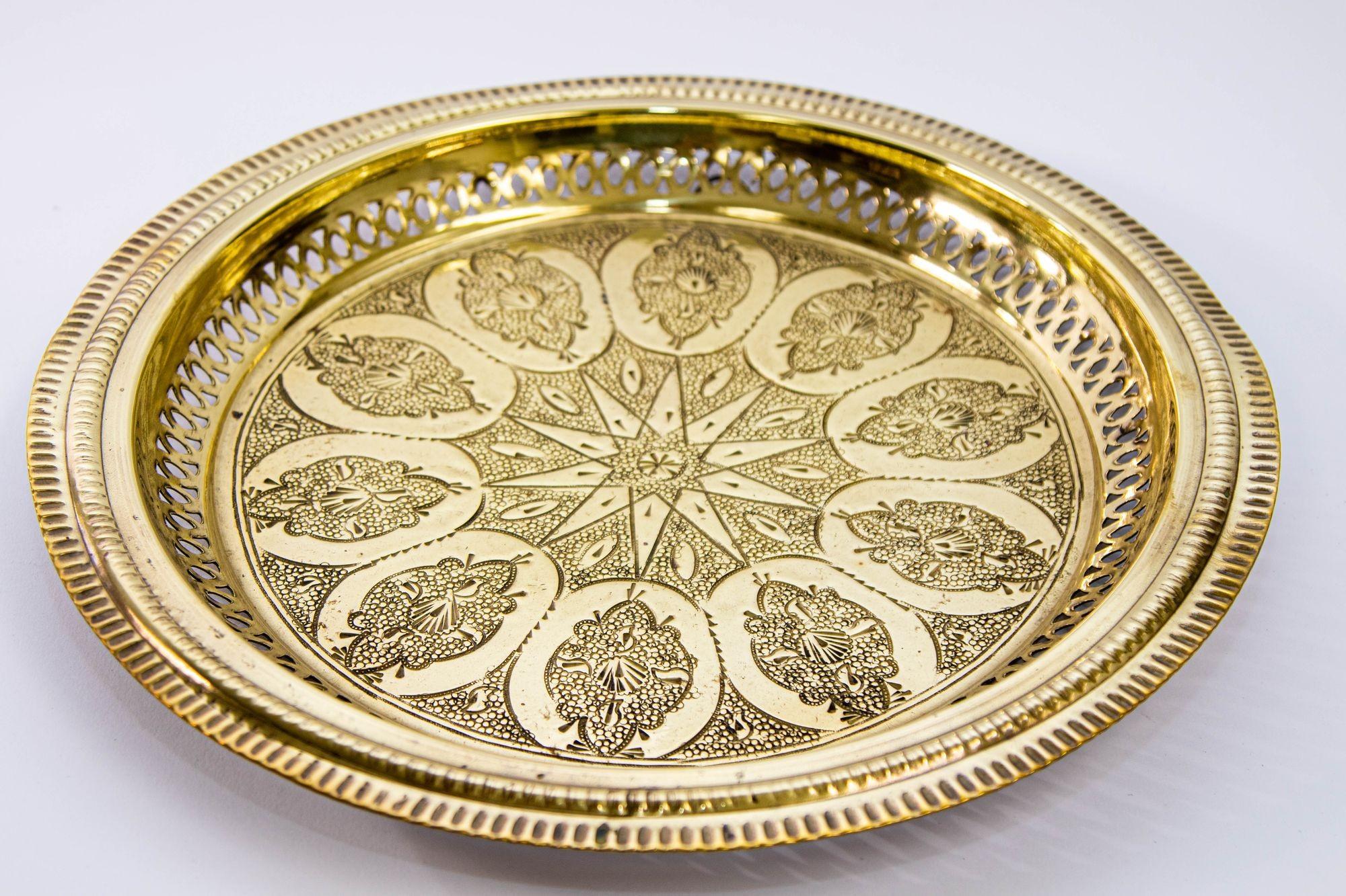 Bandeja marroquí de latón pulido de los años 40 Metalistería islámica de colección 13,5 pulg. D. 8