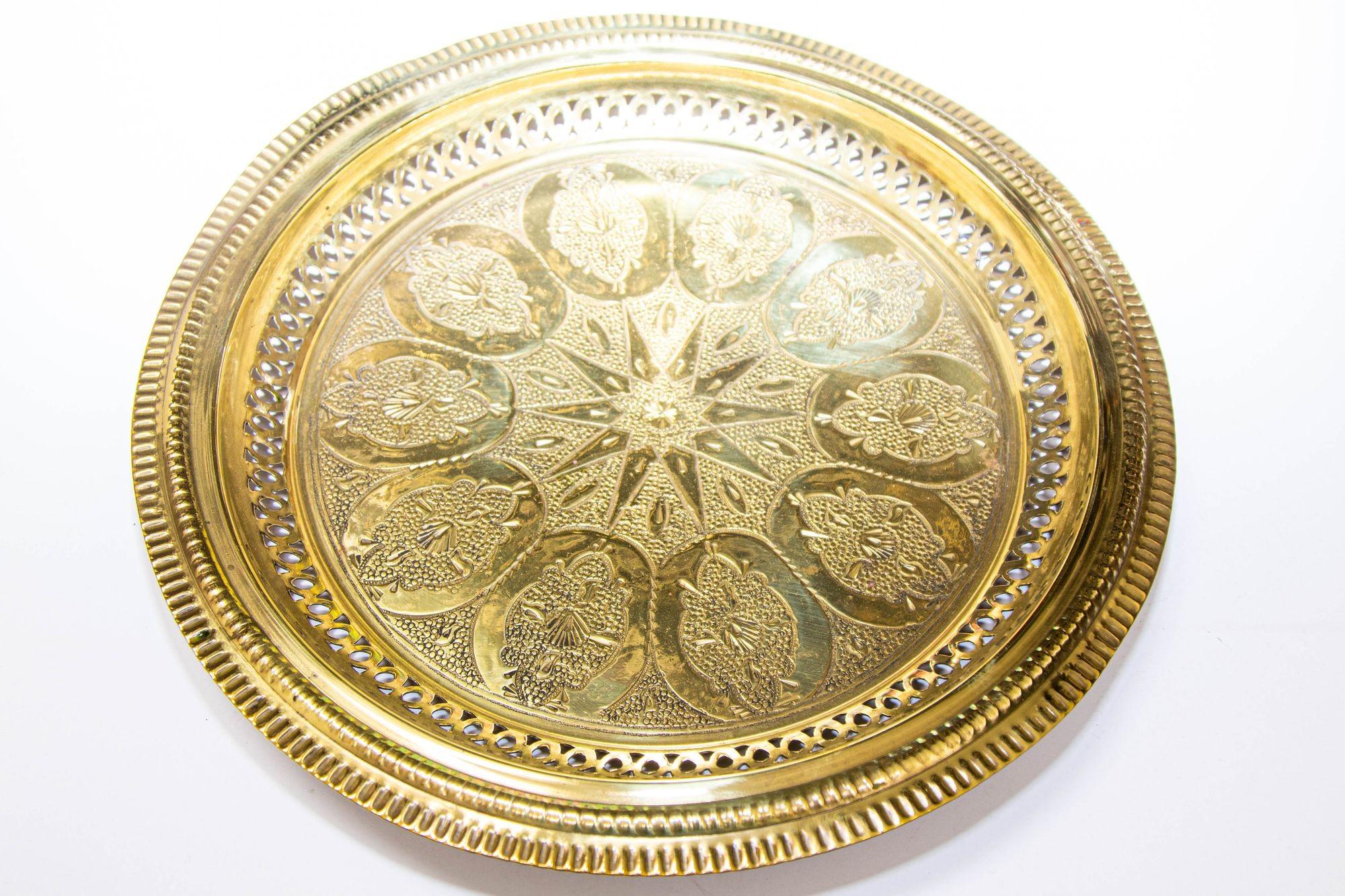 1940s Moroccan Brass Tray Polished Collectible Islamic Metalwork 13.5 in. D. For Sale 3