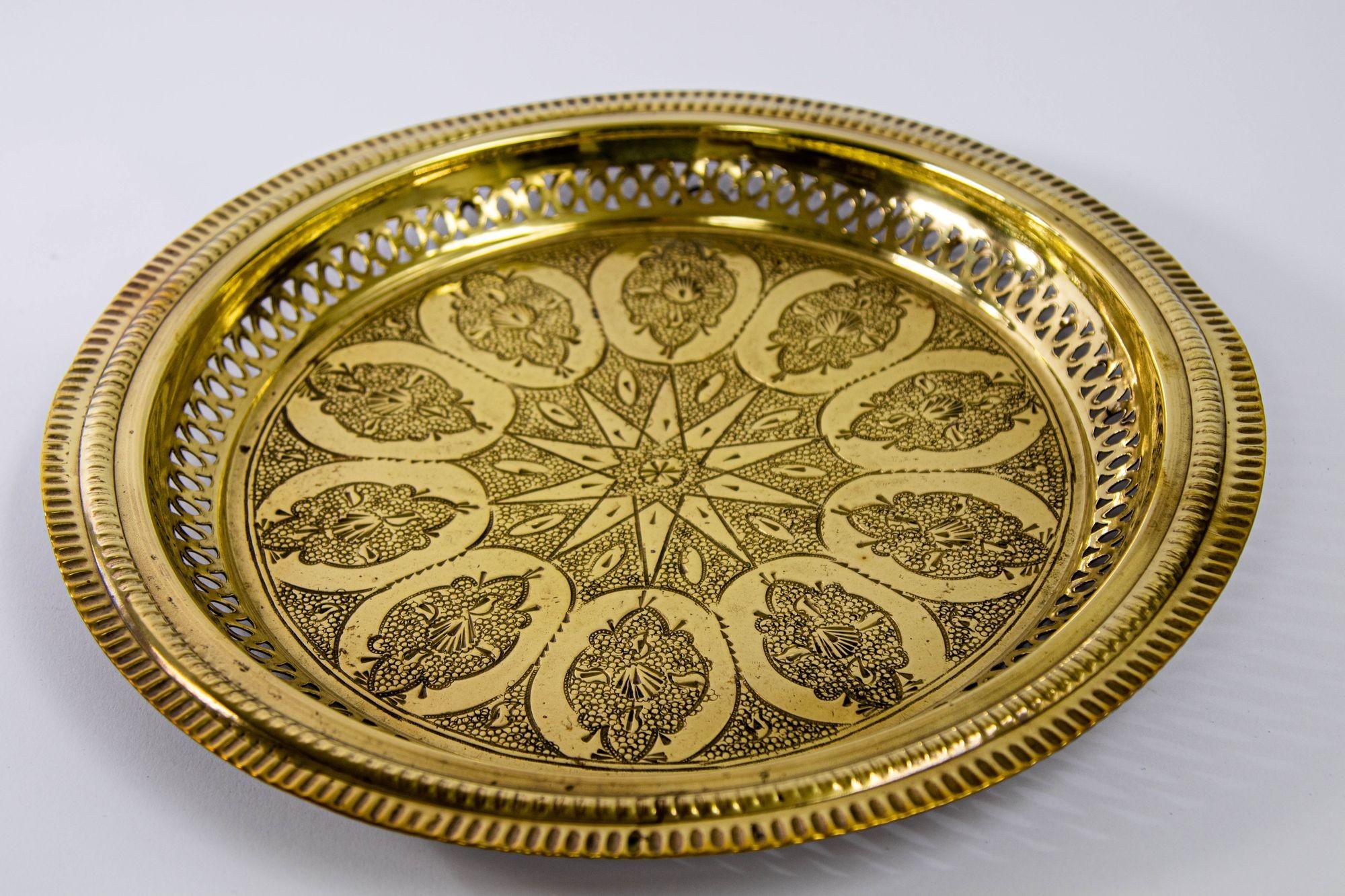 1940s Moroccan Brass Tray Polished Collectible Islamic Metalwork 13.5 in. D. For Sale 5