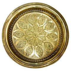 Bandeja marroquí de latón pulido de los años 40 Metalistería islámica de colección 13,5 pulg. D.