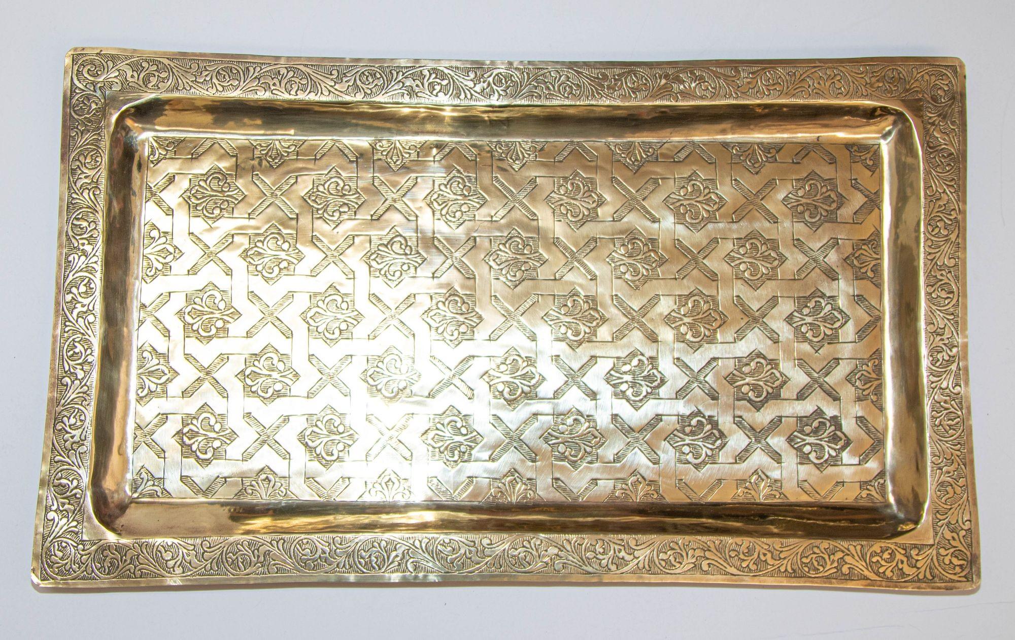 1940s Moroccan Brass Tray Rectangular Shape Polished Gold Brass Serving Platter en vente 8
