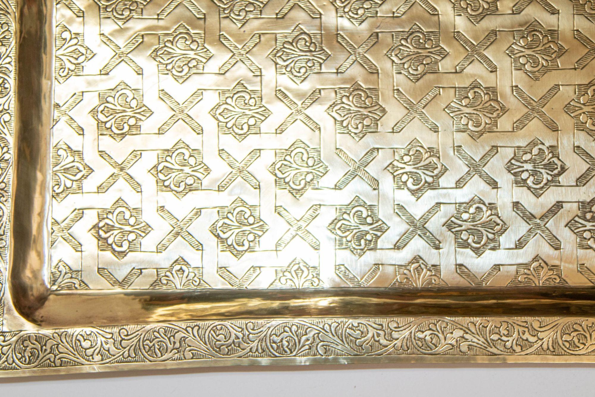 20ième siècle 1940s Moroccan Brass Tray Rectangular Shape Polished Gold Brass Serving Platter en vente